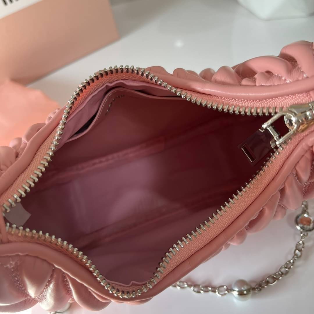 MIU MIU matelasse nappa leather shoulder bag กระเป๋าสะพายข้าง สายสะพายประดับไข่มุกและคริสตัล ให้ความละมุม ลุคคุณหนูน่ารักสุดๆคะ