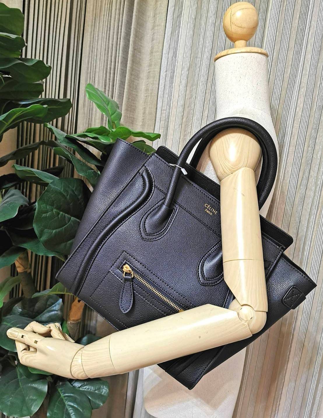 CELINE HANDLE BAG VIP GIFT WITH PURCHASE (GWP) พรีเมี่ยมกิ๊ฟรุ่นใหม่ Limited Edition จาก CELINE HAUTE PARFUME DUTYFREE COUNTER หนังแท้ Calf Skin Leather มาในดีไซน์สุดหรูยอดนิยมหนังนิ่มหอมขึ้นเทคเจอร์สวยอยู่ทรง เปิดปิดด้วยซิปสะดวกใช้ ด้านหน้ามีโลโก้แบรนด์ 