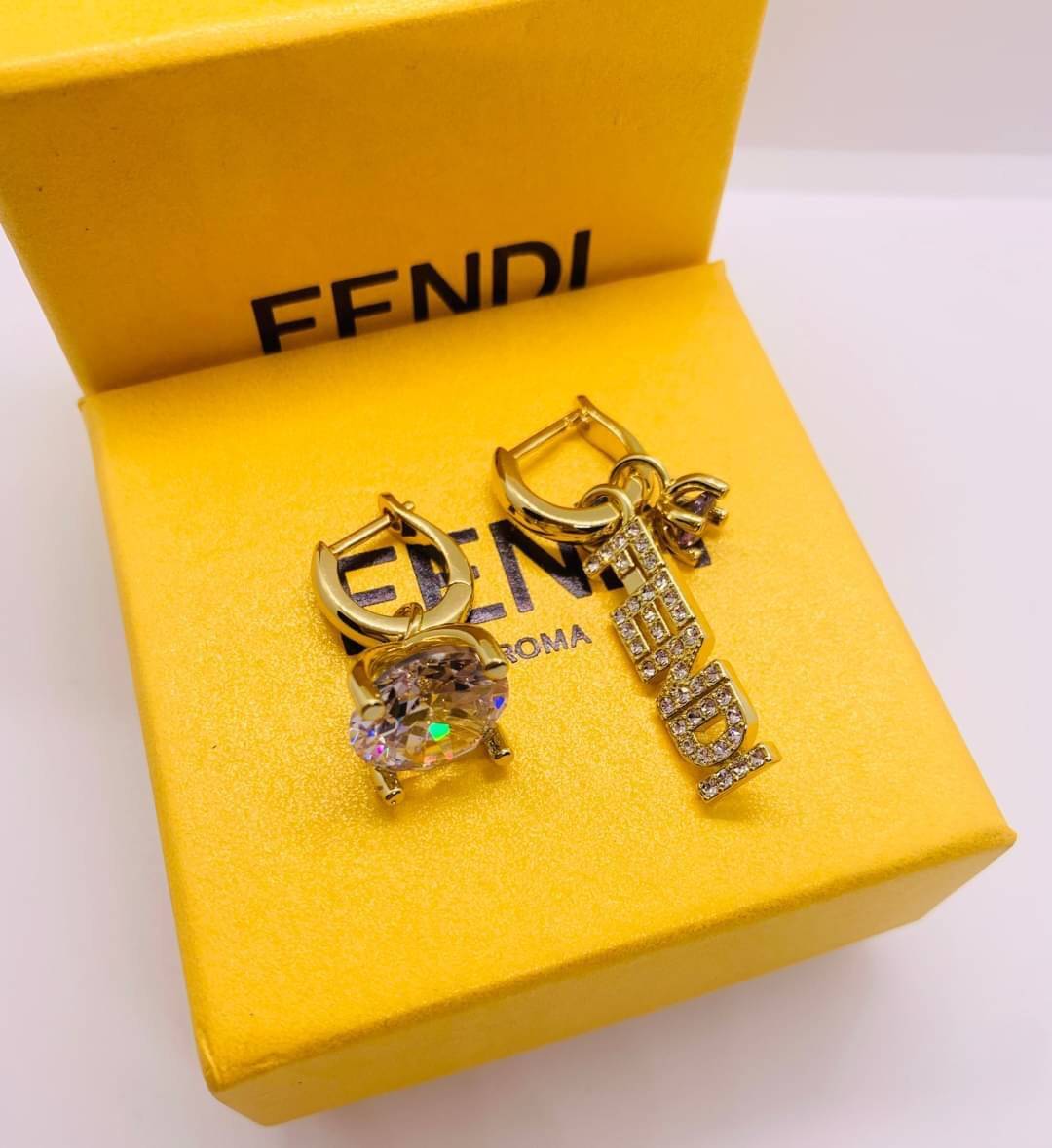 Fendi earring ต่างหูเฟนดิ เกรดออริจินอล งานเคลือบโลหะทอง ไม่ลอกไม่ดำ เงาสวยคล้ายของจริงมากที่สุด สวยหรูหรา ผู้ดี ไฮโซสุดๆ งานเล่นไฟสวยมากค่ะ คอนเฟิม !!!!! เกรดสั่งทำแบบละเอียดที่สุด เก็บรายละเอียดครบ ปั้มโลโก้ สวยมากค่ะ