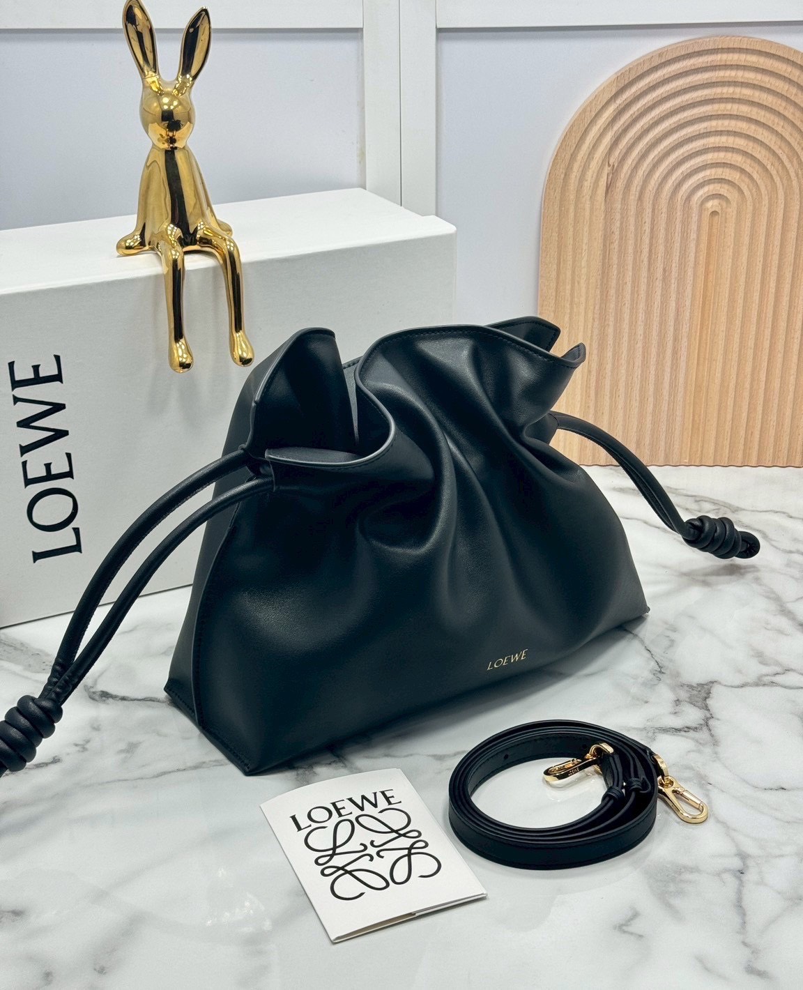 ORI หนังแท้ | Medium Loewe Flamenco clutch in nappa leather 30cm กระเป๋าสะพายทรงคลัชดีไซน์รูดเชือก เรียบหรูดูแพง เรียบง่ายใช้งานสะดวก หนังแนปป้าให้สัมผัสนุ่มสบายผิว มาพร้อมสายสะพายร้อยห่วงหรูหรา