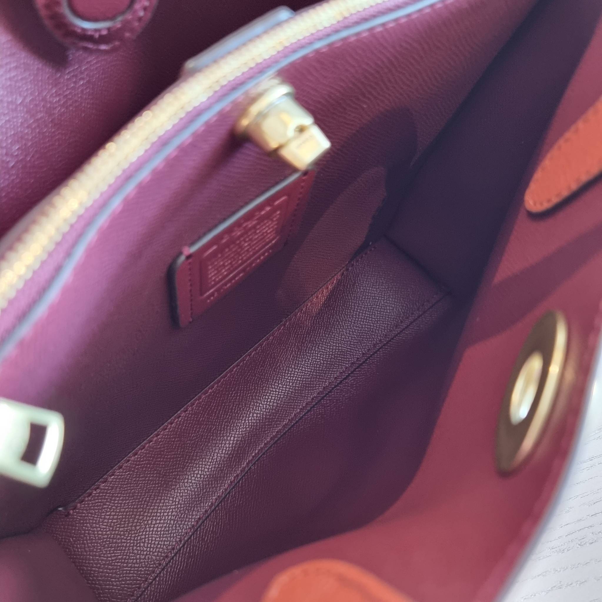 COACH C8561 C8869 WILLOW TOTE 24 IN COLOR BLOCK น้องสาวลุคลูกคุณมาแล้วจ้า กระเป๋าถือ/สะพาย ดีไซน์คัลเลอร์บล็อค ลงตัว เรียบหรู ใบจริงคือผู้ดี๊ผู้ดี ใช่ได้ทุกๆโอกาส วัสดุหนัง pepble อยู่ทรง เปิดปิดด้วยตัวบิดล็อค และอีกฝั่งเป็นกระดุมแม่เหล็ก ภายในโล่งกว้าง ใ