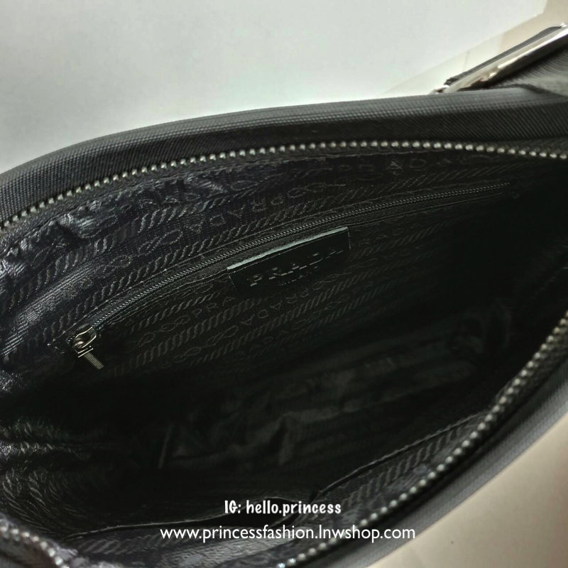 กระเป๋าผู้ชาย อเนกประสงค์ จากแบรนด์ PRADA วัสดุทำจากผ้า POLYESTER กันน้ำอย่างดี ขนาดกำลังดี จุของได้เยอะ ใส่Tabletได้ ใส่สมุดหนังสือได้สบาย โลโก้อะไหล่ลมดำ สวยหรูมากคะรุ่นนี้ อะไหล่สีเงิน มีช่องซิปด้านหลัง ภายในมีช่องซิปและป้ายหนังแบรนด์