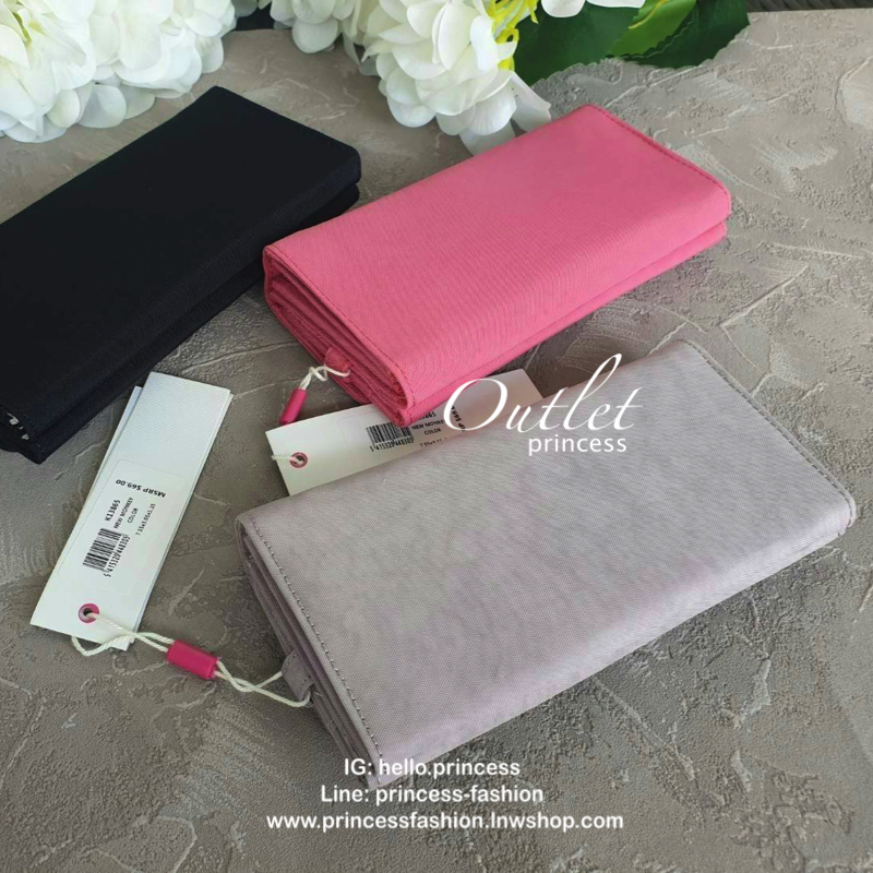 Kipling Brownie long tri-fold wallets กระเป๋าสตางค์ยาวแบบ3พับตอน วัสดุกันน้ำ เปิดปิดด้วยกระดุมแป๊ก มีช่องใส่ธนบัตรหลายช่อง ช่องเสียบการด์ได้ถึง13ช่อง และใส่รูปภาพได้อีก2ช่อง ช่องซิปใส่เหรียญ ที่จับหัวซิปปั้มแบรนด์ ใบนี้คุ้มมากๆคะ ขนาดกำลังดี พกพาสะดวก ช่อ