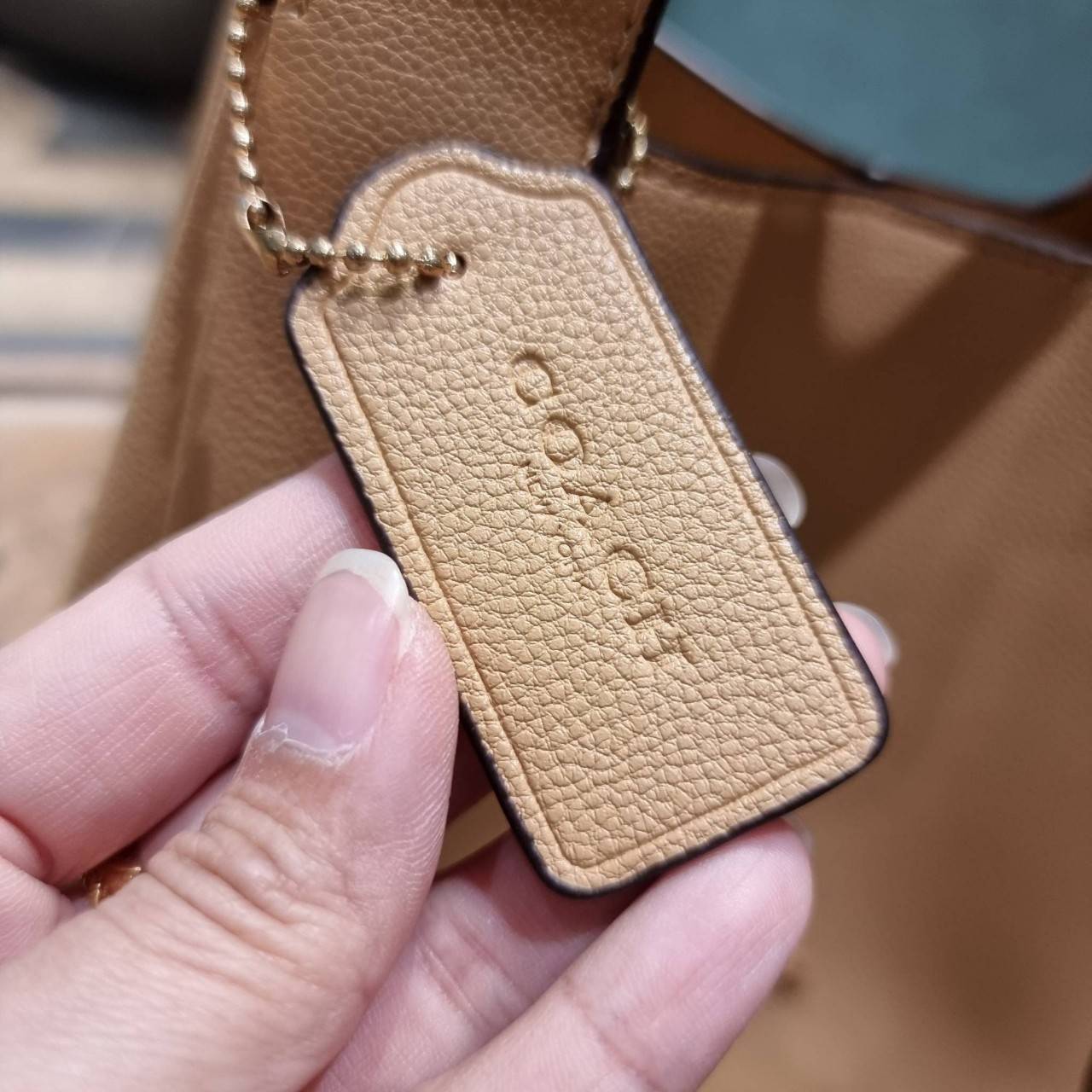 COACH 78800 HADLEY HOBO 21 ไอเท็มยอดนิยม คลาสสิคในทุกโอกาส กระเป๋าทรงโฮโบ ทรงสวยใช้งานได้ทุกลุค แมชท์ง่ายกับทุกสไตล์ วัสดุหนัง pepble เปิด-ปิดด้วยกระดุมแม่เหล็ก มีตะขอล็อคที่ปากกระเป๋าเพื่อปรับทรงใช้งานได้ ภายในโล่งกว้าง ใส่ได้ทุกอย่าง!! มีสายสะพายให้ หรื