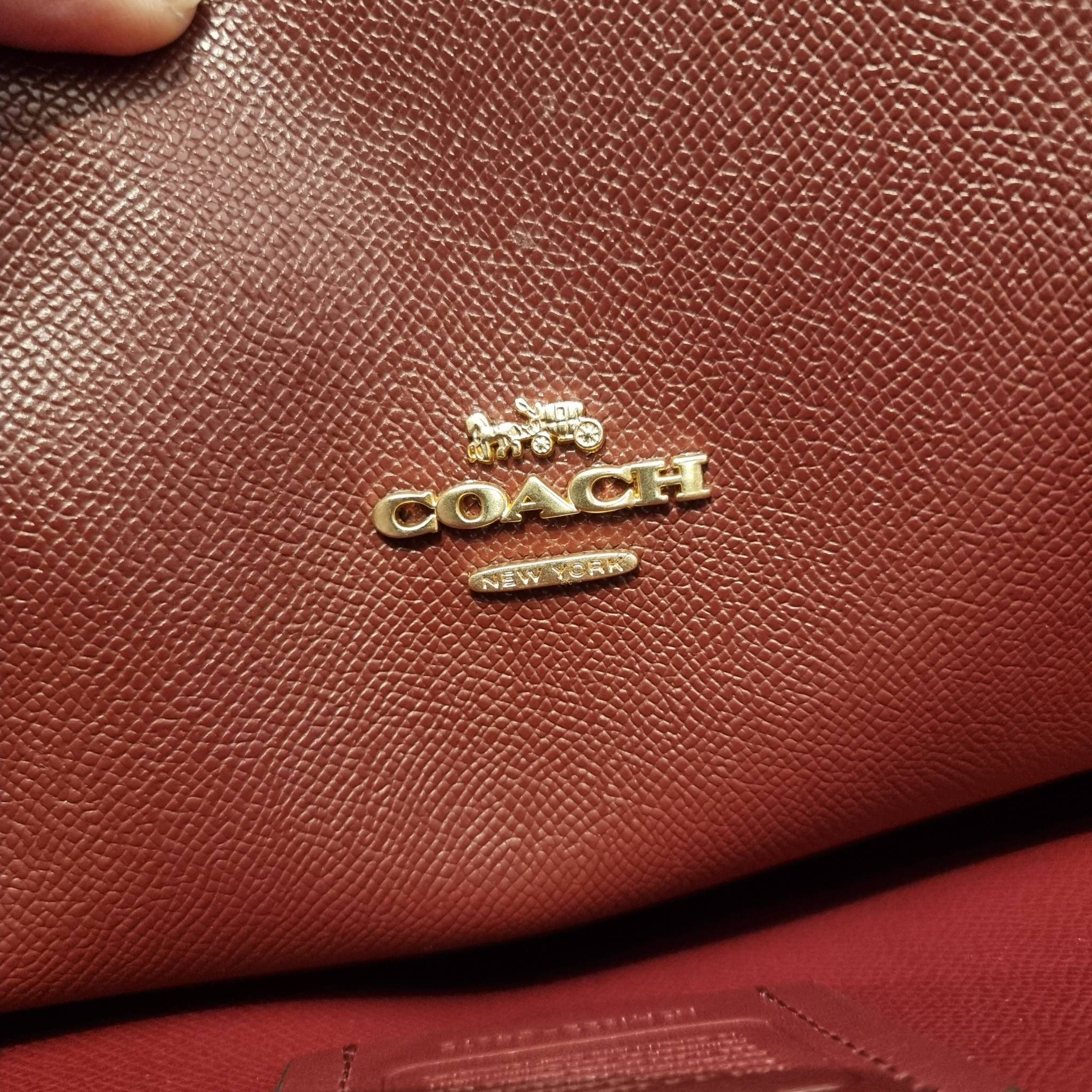 COACH C4075 TATUM CARRYALL IN SIGNATURE CANVAS คอลเลคชั่นใหม่ล่าสุด จัดมาให้ได้สวยก่อนใคร สวยหรูทุกสี!! ลุคผู้ดีต้องมาอีกหนึ่ง กระเป๋าสะพายทรงสวย ที่มาพร้อมสายสะพายไหล่ในตัว และสายครอสบอดี้สำหรับสะพายข้าง วัสดุหนัง crossgrain สวยคมมากๆ ตัวกระเป๋าถูกแบ่งเป