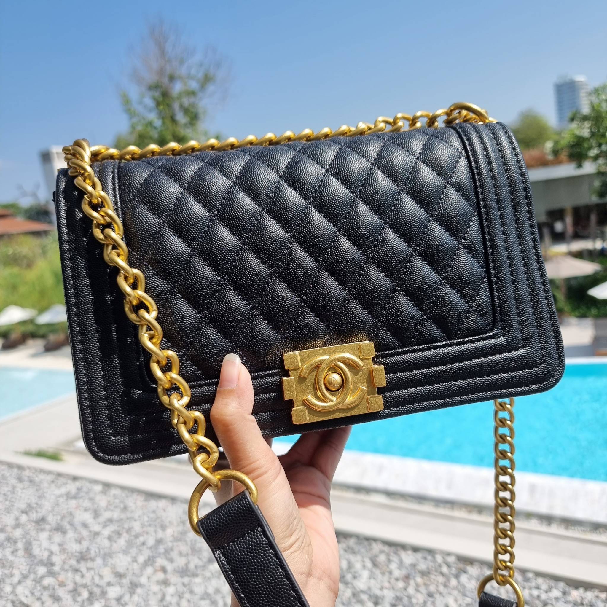 Chanel Boy 10" พร้อมส่งที่ไทย รุ่นสุดฮอต อะไหล่สีทองสุดหรู วัสดุหนังลายคาร์เวีย ทรงคลาสสิคที่สาวๆห้ามพลาด!! ในราคาสุดคุ้ม เปิด-ปิดกระเป๋าด้วยตัวล็อค ภายในโล่งกว้าง ไซส์ใหญ่ใส่ของได้เยอะ มีช่องแยกในกระเป๋า มาพร้อมสายสะพายโซ่สลับหนังรองบ่า (ถอดได้-ปรับ