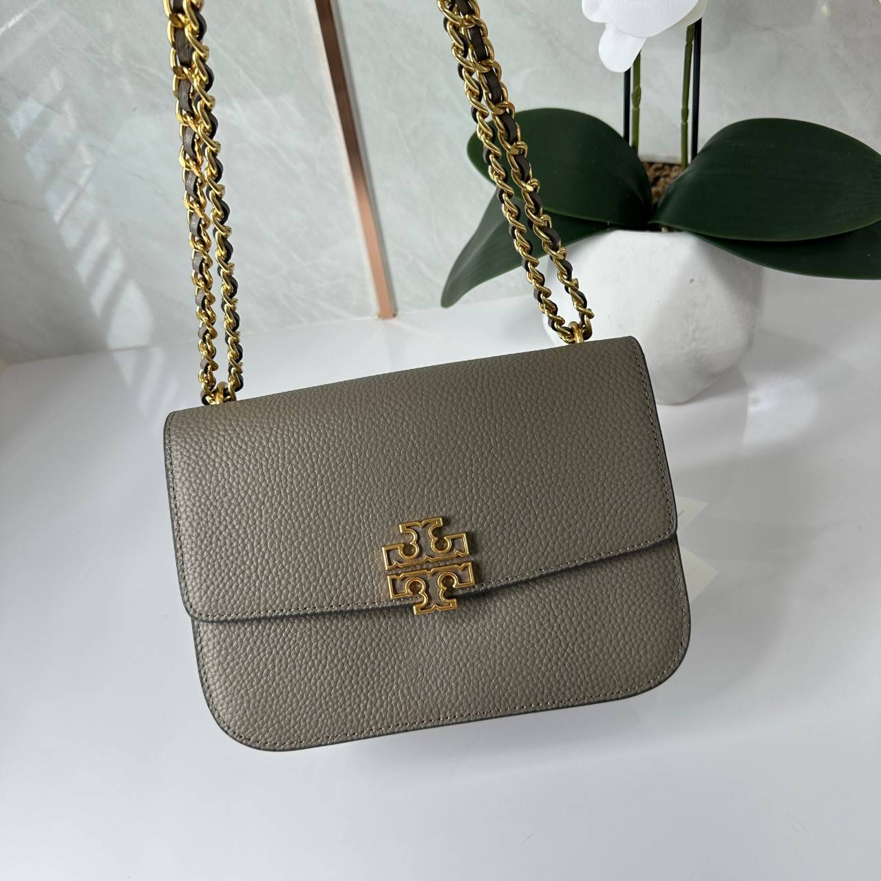 Tory Burch Britten Small Convertible Shoulder Bag คอลเลคชั่นใหม่สุดเรียบหรู กระเป๋าสะพายไหล่หรือสะพายข้าง วัสดุหนังอย่างดี ภายในแบ่งช่องเป็นสัดส่วน