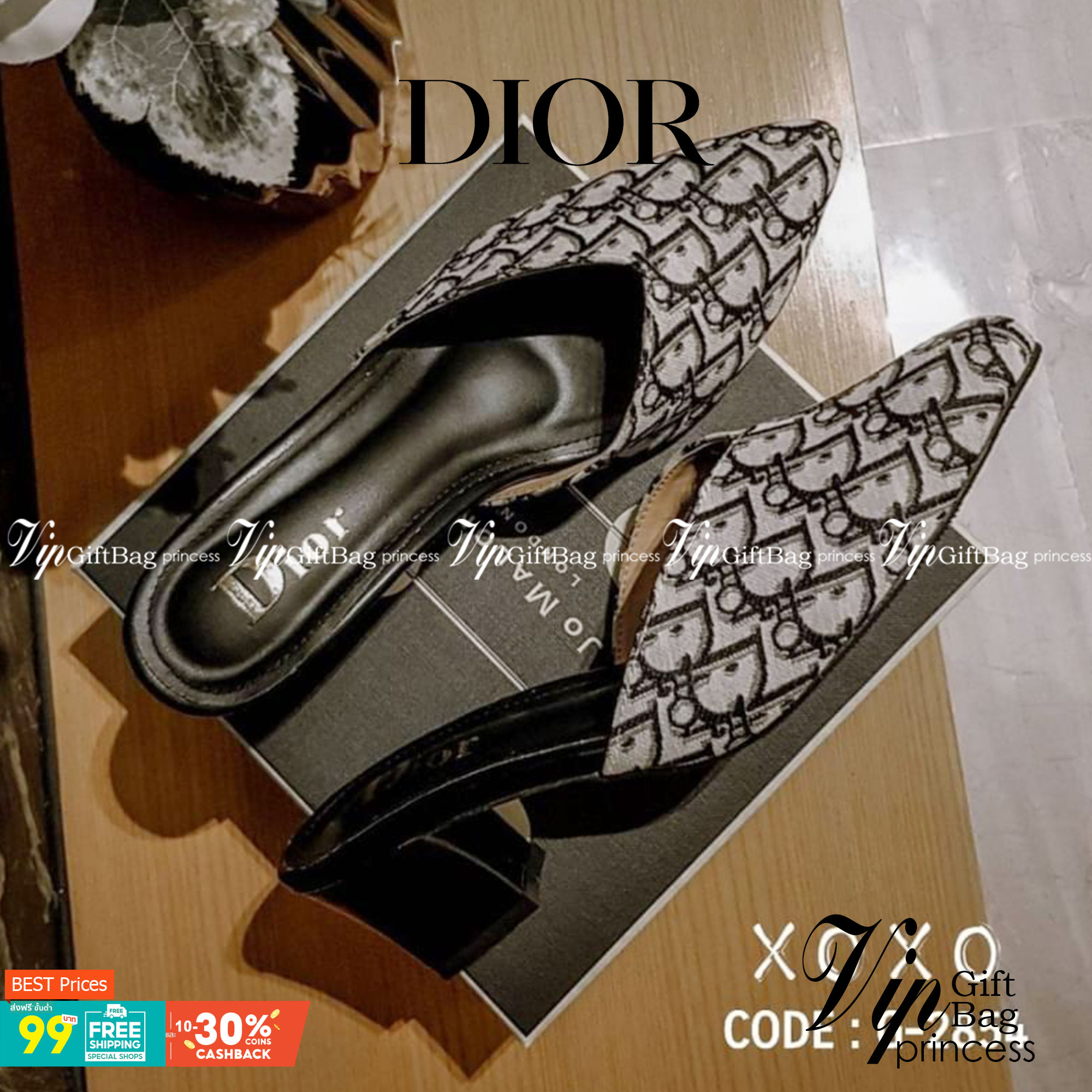 Dior Mid Heel รองเท้าส้นกลาง 2.5" กำลังใส่สบายหน้าทรงวี รุ่นนี้ใส่แล้วขาดูเรียวยาวมีมิติ วัสดุผ้าลายแบรนด์ น้ำหนักเบา สวย เก๋