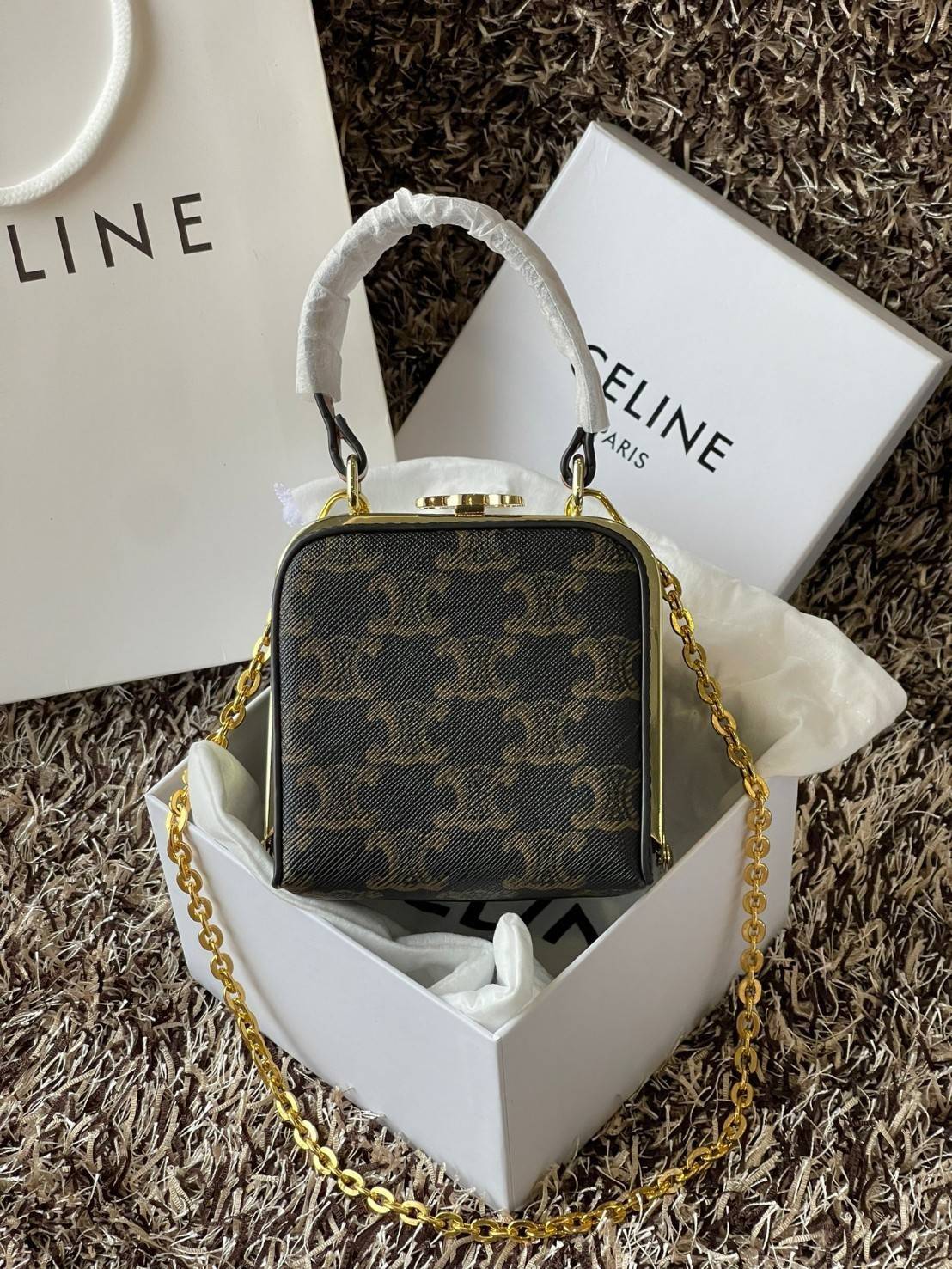 Celine Triomphe Minaudiere สาว ๆ คนไหนไม่เน้นพกของเยอะ แต่ต้องการกระเป๋าที่ให้ความเรียบหรู ดีไซน์เก๋ เหมาะสำหรับดินเนอร์มื้อค่ำ หรือช้อปปิ้งเบาๆ ใบนี้แนะนำเลยคะ เป็นกระเป๋าขนาดกะทัดรัด ถือและสะพายไหล่ได้ ให้ความคล่องตัว นับว่าเป็นอีกหนึ่งแอสเซสเซอรี่ที่น่