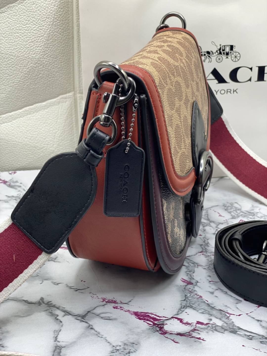 Coach Printed Coated Canvas And Glovetaanned เข้าเพิ่ม 4 แบบ มี 2สาย สายหนังและสายสปอร์ต สุดคุ้มเลยค่าา พร้อมส่งที่ไทยอีกครั้ง ฮอตฮิตไม่เลิกค่ะ ถามหากันเยอะมาก! กระเป๋าสะพายครอสบอดี้ร์ วัสดุหนังแท้ชั้นดีที่สุด! หนังสวย บวกกับอะไหล่แบรนด์ที่ดูเด่นคลาสสิคตร