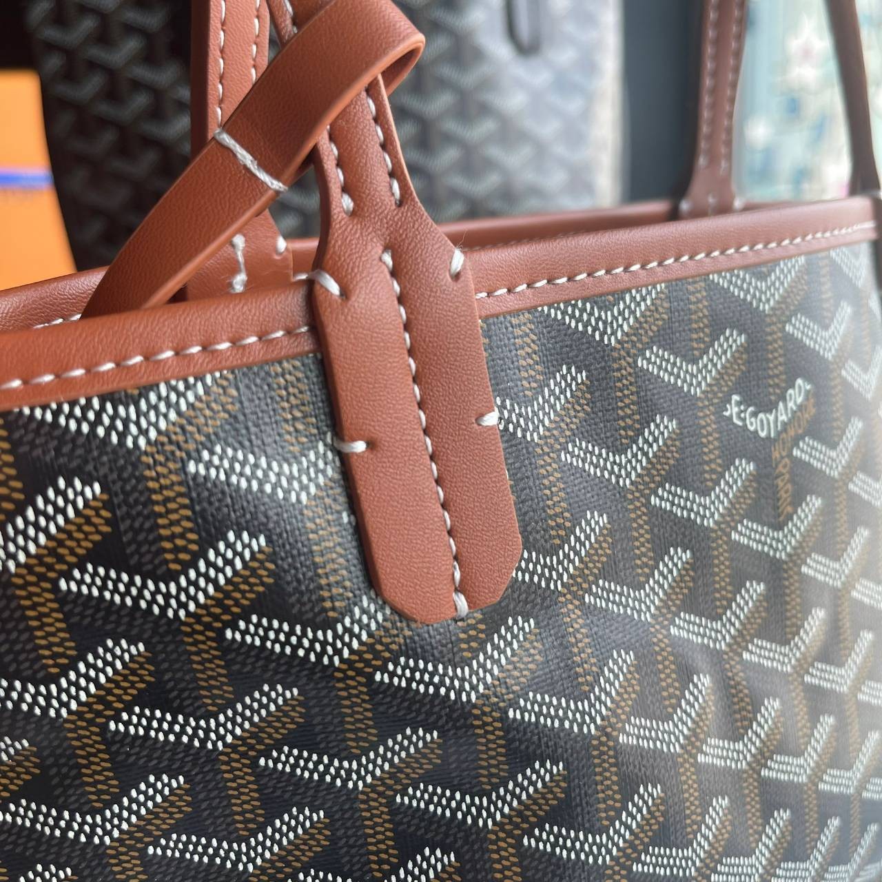 ori GOYARD saint louis mini tote reversible bag / GOYARD ANJOU TOTE MINI กระเป๋าทรงโท้ตมินิ ใช้ได้สองด้านเป็นหนังแท้เกรดดีทั้งใบ ทำให้การใช้งานได้ทนทานกว่า พิมพ์ลายคมชัด ขนาดกำลังน่ารัก ภายในโล่งกว้าง ใส่ของได้เยอะพอสมควรเลยค่ะ ดีไซน์ทรงสวยน่าใช้ แค่ถ