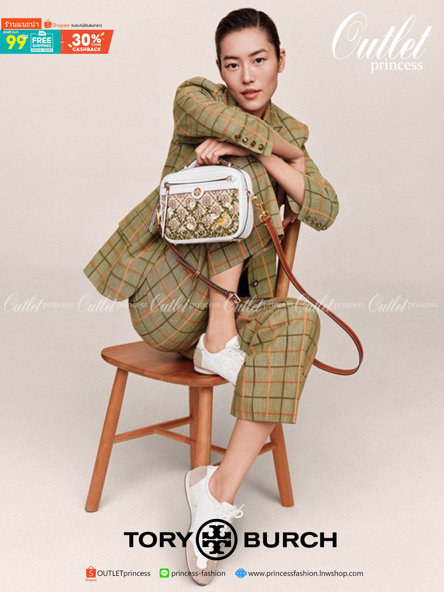 TORY BURCH T MONOGRAM JACQUARD CAMERA BAG การออกแบบที่เรียบง่าย แต่ยังคงความหรูหราเอาไว้ โดดเด่นด้วยลวดลาย T Monogram ซึ่งสามารถบ่งบอกความเป็นตัวตนของแบรนด์ได้อย่างชัดเจน มาพร้อมกับสายสะพายแบบสายสปอร์ต ภายในกว้างขวาง ตอบสนองการใช้งานได้ดี มีหูหิ้วด้านบนสา
