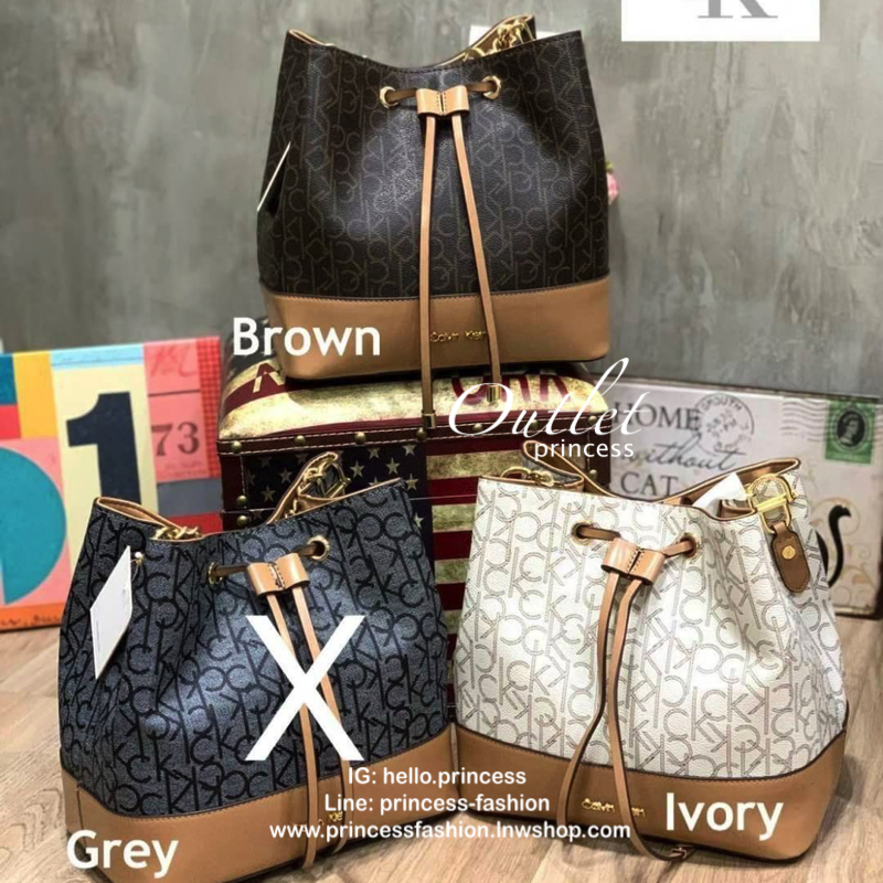 Calvin klein Bucket Logo Bag กระเป๋าสะพายทรงจีบรุ่นใหม่! ฐานกว้างตั้งอยู่ทรง วัสดุpolyester&Pvc เปิดปิดแบบหูรูด ภายในกว้างมีช่องซิปคั่นกลางระหว่างช่องหลัก2ช่อง ทั้งภายในและภายนอกคือลาย Signature แบรนด์ สายสะพายหนังปรับระดับได้ สำหรับสาวๆที่กำลังมองหากระเป