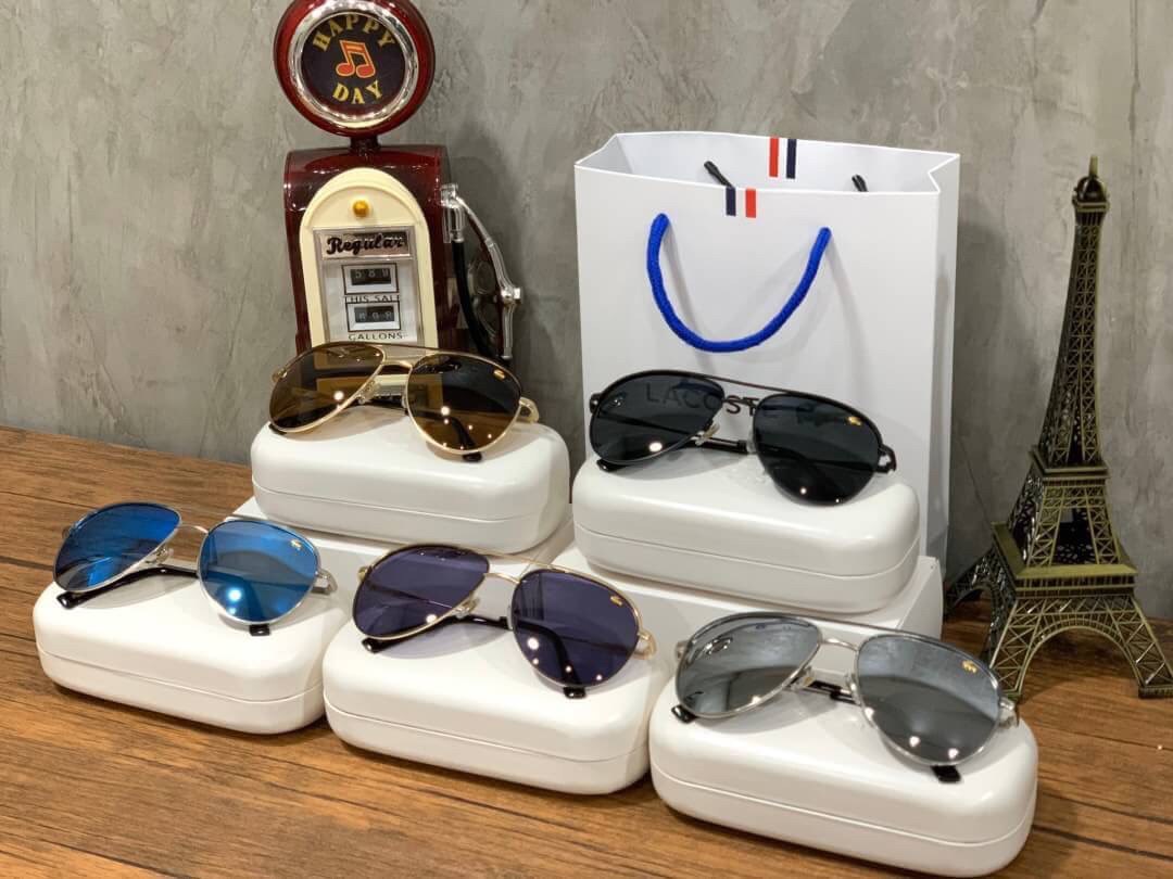 แว่นตา Lacoste Unisex Sunglasses แว่นตา Lacoste สไตล์ rayban ขนาดเลนส์กำลังดี หน้าเลนส์ติดโลโก้แบรนด์และปั๊มชื่อแบรนด์ ทรงคลาสสิคสีไม่มืดจนเกินไป ใช้ได้ทั้งชายและหญิงและชาย อุปกรณ์ฟูลเซ็ท มีทั้งกล่องแบรนด์สำหรับแว่น กล่องกระดาษ และถุงกระดาษแบรนด์ มอบเป็นข