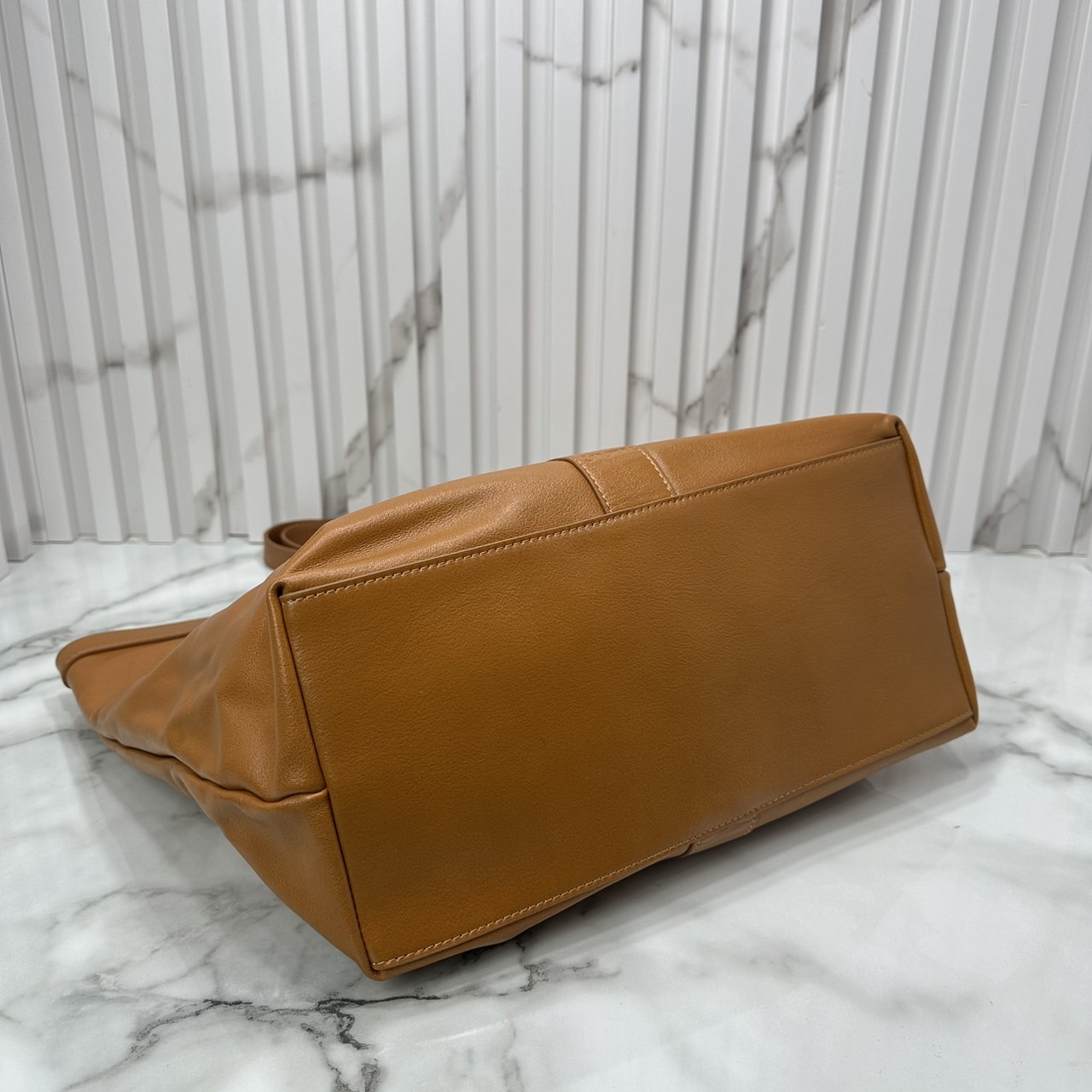 YSL Y TOTE IN LEATHER BAG กระเป๋าสะพายทรงโท้ทใบใหญ่ รุ่นใหม่ล่าสุด งานหนังแท้สวยเต็มใบ ดีไซส์เรียบหรูดูแพงอย่างแท้จริง ภายในโล่งกว้างมาก จุของได้เยอะสุด เอาใจสายแบกแต่ยังคงความหรูไว้ในตัวอย่างแน่นอน