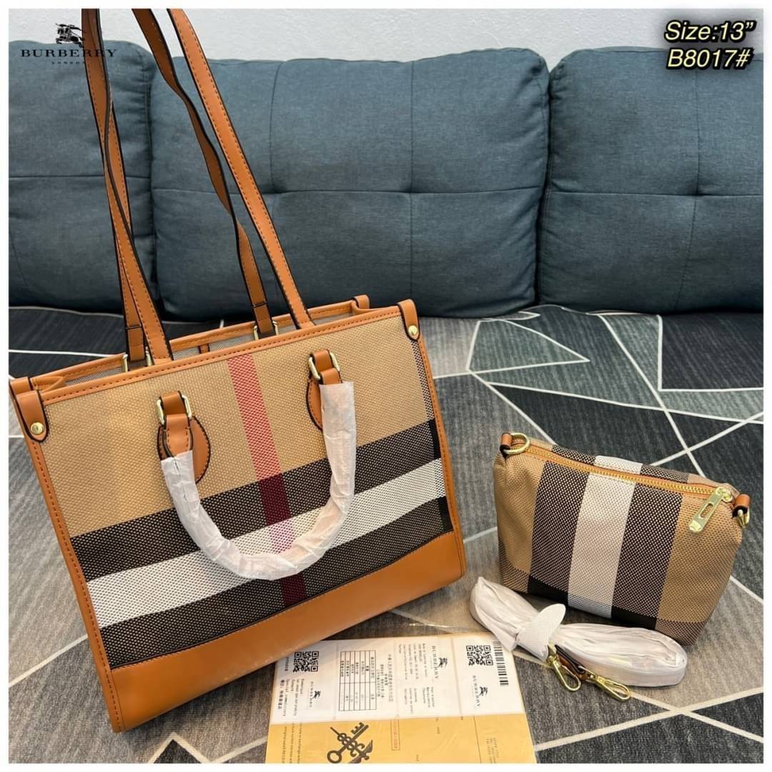 BURBERRY TOTE VINTAGE BAG / Burberry Crossbody Bag กระเป๋าสะพายทรงโท้ทลายวินเทจ สวยคลาสสิก จุของได้เยอะมาก มาพร้อมใบเล็ก รุ่น unisex ใช้ได้ทั้งชาย/หญิง โทนสีใช้งานง่าย หลายโอกาส วัสดุหนังและ Canvas อย่างดี สวยอยู่ทรง ภายในโล่งกว้าง ไอเท็มแนะนำ Must Have! 