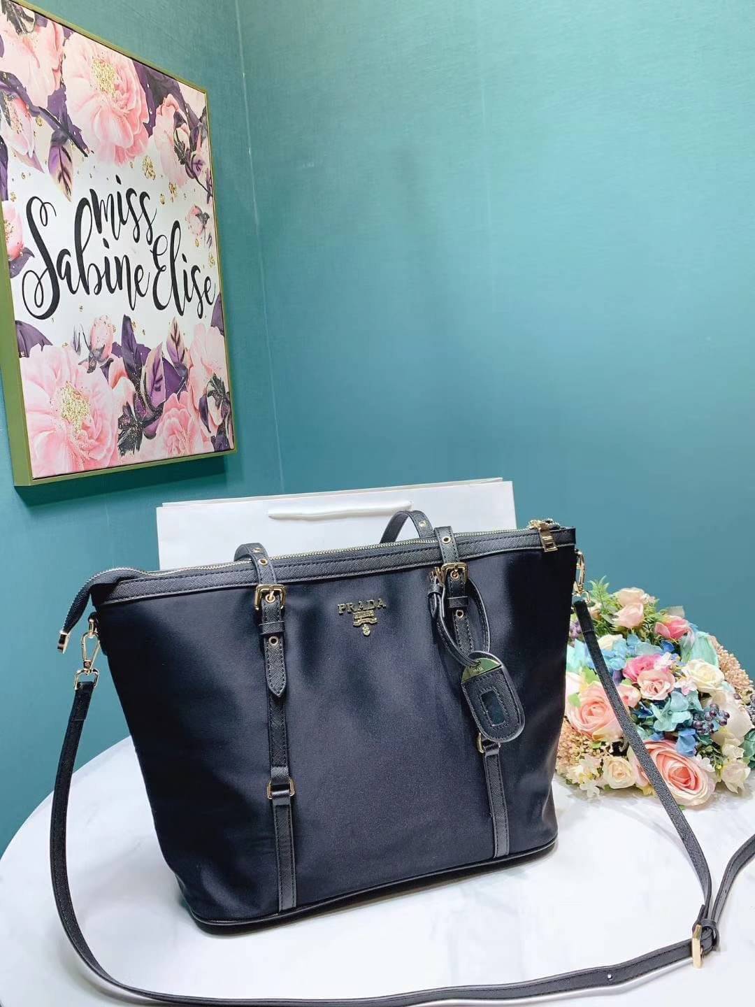 Best Price! & Hot item! สุดคุ้ม 👏👏 งานใบใหญ่ **ใส่ของจุใจ จากงานพรีเมี่ยมกิ้ฟ จากเคาเตอร์ต่างประเทศคะ แบรนด์ PRADA เป็น กระเป๋าผ้าไนล่อน ตามแบบฉบับของแบรนด์เลย หลงรักเลยคะ สะพายไหล่ได้ ถือก็สวยๆ ใช้แล้วสวยมากๆ ใส่ของได้เยอะเว่อร์ คุ้มราคา 