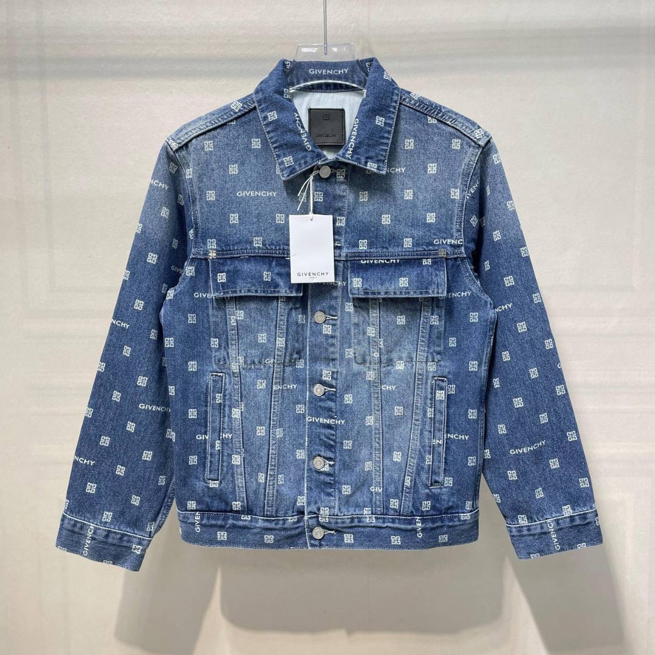 GIVENCHY Jacket / GIVENCHY Logo-print denim jacket เกรดออริจินอล มีป้ายแท็กที่คอเสื้อ ใส่ได้ทั้งผู้หญิงผู้ชาย พร้อมส่งที่ไทย ภาพสินค้าถ่ายจากงานขายจริง ใช้งานต่างประเทศได้