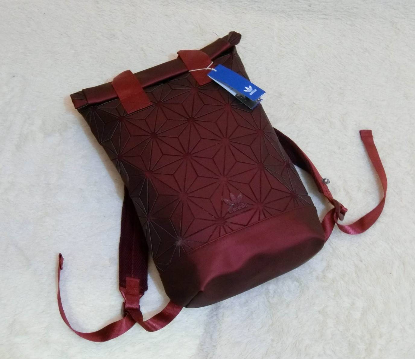 Adisas Originals BP Roll Top 3D Mesh 2017 Backpack Bag DH0100 กระเป๋าเป้สะพายหลัง ดีไซน์แบบ 3 มิติ วัสดุ polyurethane สีดำด้าน โดยใช้ลูกเล่นของเหลี่ยม และมุมเชื่อมเข้าหากัน การออกแบบกระเป๋าเป็นเหมือนถุงทรงสูง ส่วนปากกระเป๋า เปิดปิดแบบตีนตุ๊กแก ม้วนพับ และ