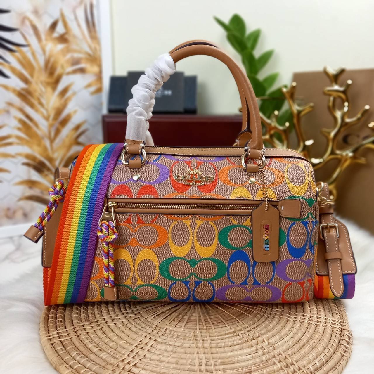 COACH ROWAN SATCHEL IN RAINBOW SIGNATURE CANVAS (COACH C4396)🌈 คอลเลคชั่นที่มาแรงที่สุด ร้อนแรงได้อย่างไม่มีแผ่วลงเลยสักนิด! โดดเด่น สดใส สะดุดตา🌈 ระดับตัวTOP ต้องยกให้เธอเลย กับ COACH ทรงหมอน 10" คอลเลคชั่นนี้// วัสดุหนังแคนว