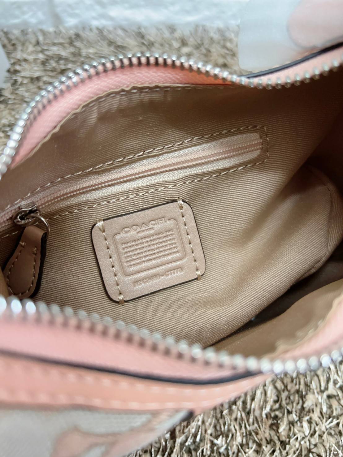 COACH CARMEN MINI CROSSBODY IN SIGNATURE JACQUARD กระเป๋ารูปทรงพระจันทร์โค้งมน น่ารักน่าใช้มากๆ!! เกรดท็อปออริ เกรดดีสุด สลับแท้ 1:1 ใช้ต่างประเทศได้