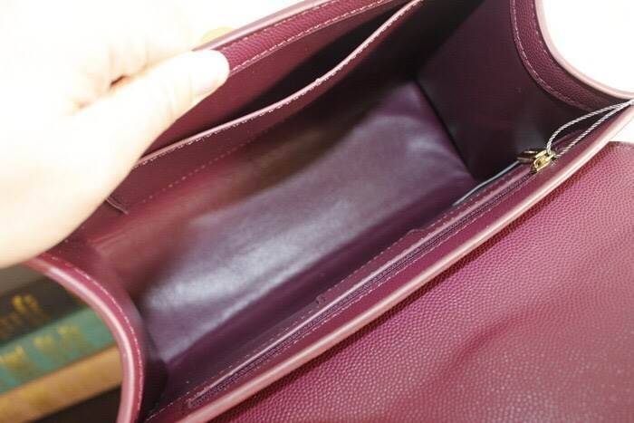 CHARLES & KEITH Stud Detail Clutch กระเป๋าสะพายคอลเลคชั่นใหม่ล่าสุดวัสดุหนังคาเวียร์สวยอยู่ทรง ตัวกระเป๋าประดับด้วยหมุดสีทองสวยเก๋ขนาดกำลังดีน้ำหนักเบา เปิดปิดด้วยฝาปิดตัวล๊อคปั้มโลโก้ด้านหน้า ภายในมีช่องซิปและช่องใส่บัตร มาพร้อมสายสะพายโซ่ยาวสามารถซ้อนสา