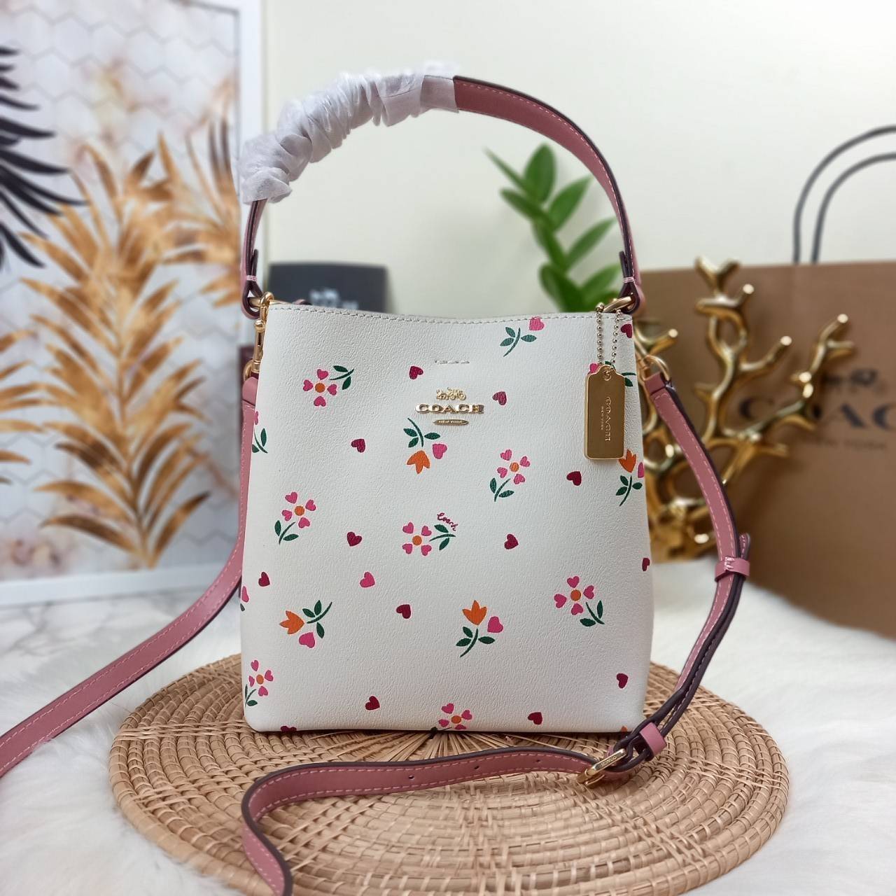 COACH SMALL TOWN BUCKET BAG WITH HEART PETAL PRINT(C7975//C7976)🌺💞กระเป๋าถือ กระเป๋าสะพาย ทรงฮิตยอดนิยมตลอดกาล>>ปริ้นลายดอกไม้รูปหัวใจมินิ น่ารักเกินเบอร์มาก🥰 ไม่ว่าจะออกมาคอลเลคชั่นไหนๆ ก็ครองใจสาวๆไปได้ทุกรุ่น/ วัสดุหนังแคน