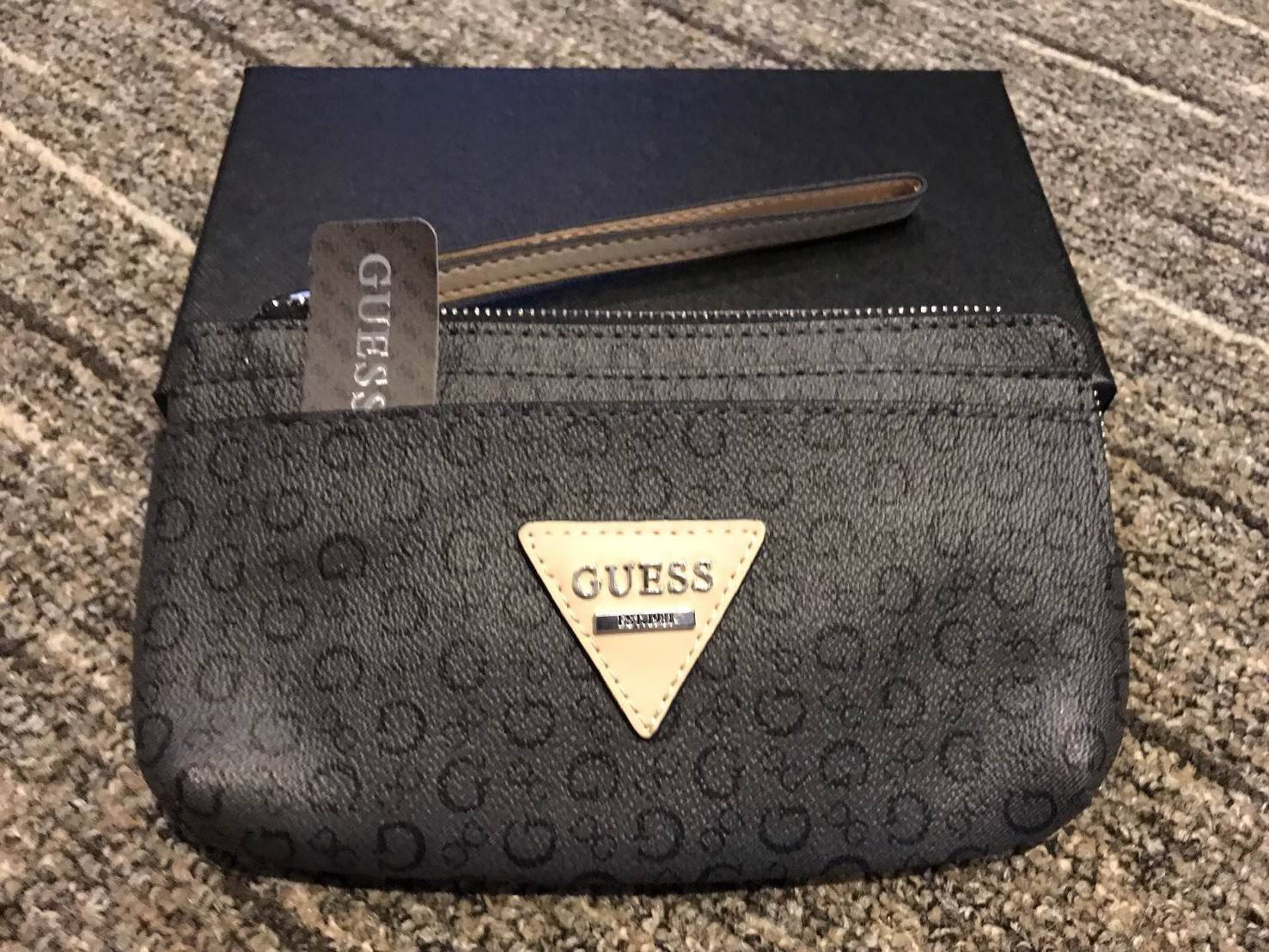 มาแว้วว! รอบนี้ห้ามพลาดนะคะ! GUESS LEATHER CLUTH BAG กระเป๋าคลัชรุ่นใหม่ล่าสุดหนังเรียบปั้มลาย G สวยอยู่ทรงดูแลรักษาง่าย มีสายคล้องมือ เปิดปิดด้วยซิปสะดวกใช้ ด้านหน้าประดับโลโก้แบรนด์อะไหล่เงิน ภายในมีช่องใส่บัตร สามารถใส่แบงก์พัน / บัตรเครดิต / iphone7+ 