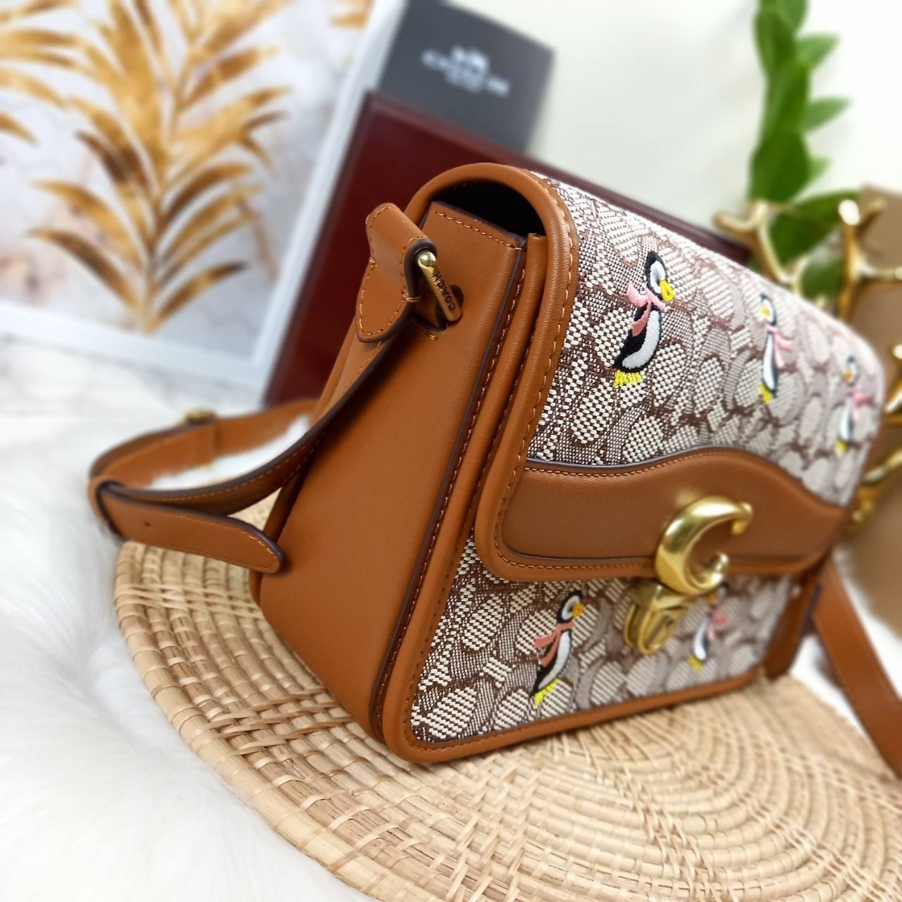 COACH STUDIO SHOULDER BAG IN SIGNATURE JACQUARD WITH PENGUIN MOTIF (C7935) กระเป๋าสะพาย ดีไซน์เฉียบ! สุดคลาสสิค ที่เป็นเอกลักษณ์เฉพาะตัว//วัสดุ JACQUARD พิมพ์ลาย SIGNATURE ผสมหนังแท้ รูปทรงสวย ดีเทลเรียบหรู เพิ่มดีไซน์โดดเด่น ด้วยการปักเย็บ รูปเพนกวินสุดน