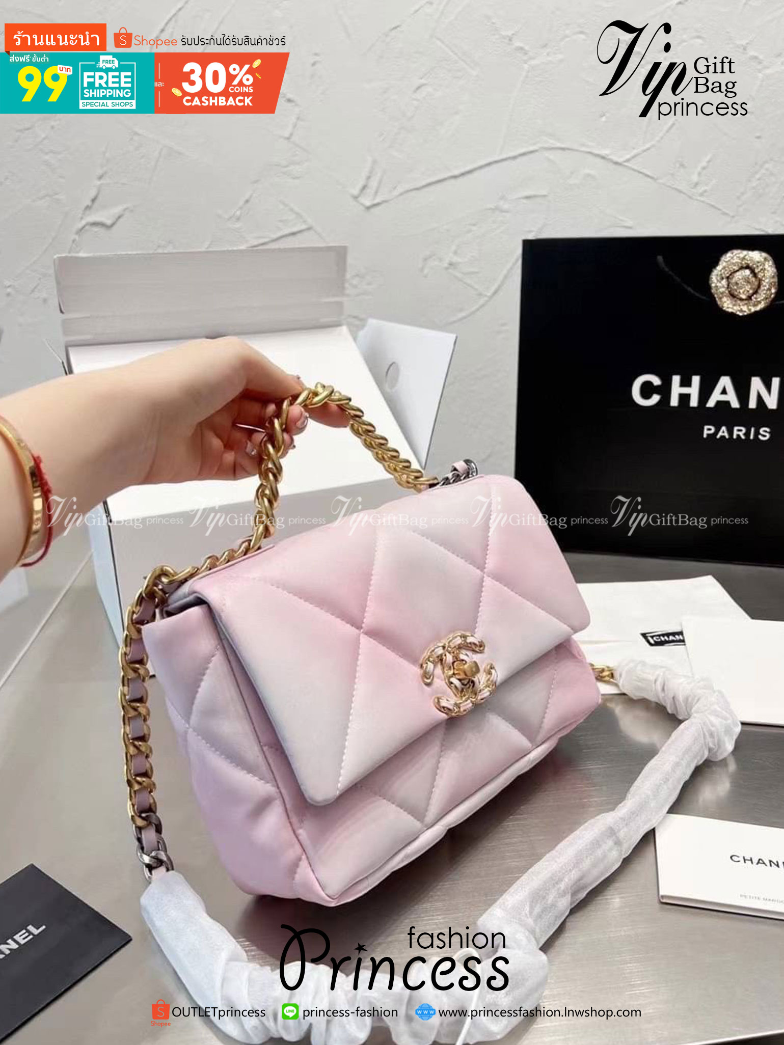 CHANEL 19 FLAP BAG กระเป๋าสะพายทรงคลาสสิค โทนสีหวานละมุน หนังนิ่ม เงาขึ้นรูปสวย ดีไซต์สายสะพายโซ่สองสีสลับหนัง ตกแต่งโลโก้แบรนด์ที่ด้านหน้าอะไหล่สีทอง สวยหรูมาแต่ไกล ด้านหลังมีช่องสำหรับเก็บของหนึ่งช่อง สามารถสะพายออกงานได้หลายโอกาส สวยงามไม่ผิดหวังค่ะ