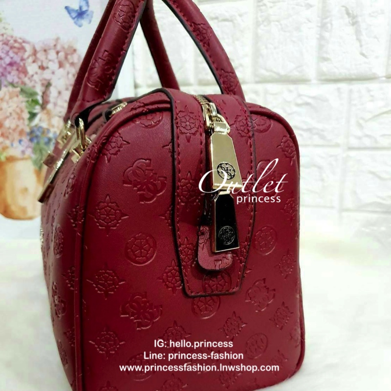 Guess Peony Classic Box Satchel คอลเลคชั่นใหม่สวยหรูจาก Guess กระเป๋าสะพายหนังนิ่มปั๊มแบรนด์รอบใบ ขนาดกำลังดี ฐานกระเป๋ามีหมุดรองฐานกันรอย หัวซิปปั๊มแบรนด์ ภายในกว้างจุของได้เยอะ มาพร้อมสายปรับและถอดออกได้ พร้อมส่ง 4 สี สวยทุกสี พลาดไม่ได้กับสาวยุคใหม่เลย