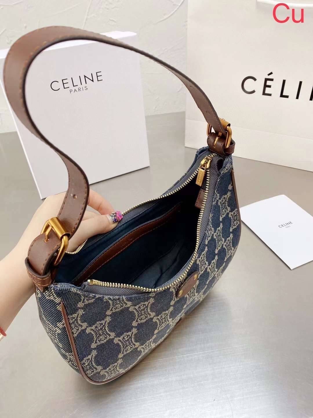 CELINE Ava handbag Blue in Denim / Celine Denim Ava Monogram Bag / Celine Paris Macadam shoulder bag กระเป๋าคล้องไหล่ซีลีนรุ่นใหม่ ตัวกระเป๋าทำจากผ้ายีนส์(ผ้าฝ้ายคุณภาพดี) ใช้งานทน สายสะพายหนัง ด้านในกว้างขวางใส่ของได้เยอะ ทรงนี้นิยมสุดๆ งานสวยมากกกก ก.ล้
