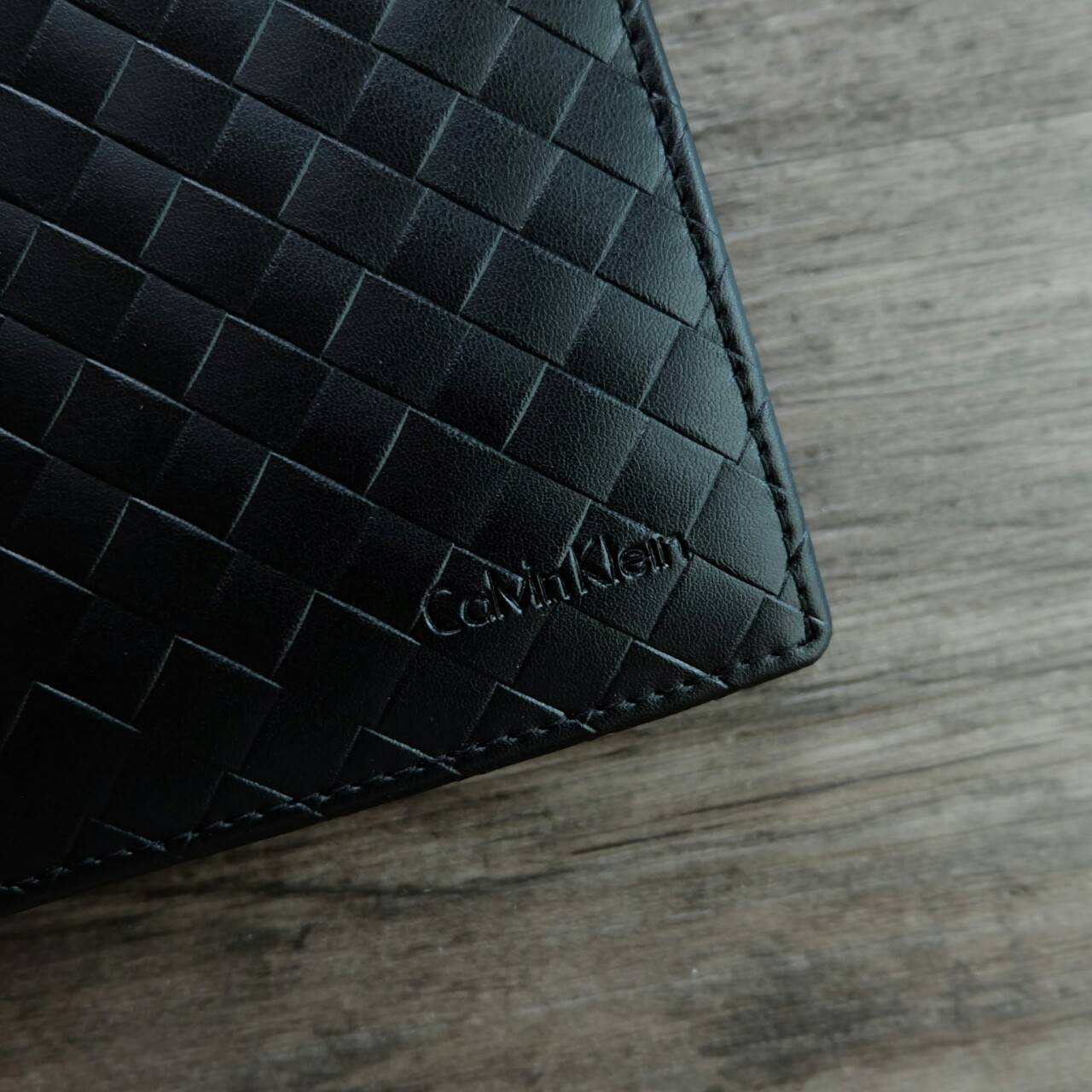 Calvin Klein Short Wallet กระเป๋าสตางค์ใบสั้น หนังลายสานรอบใบ ด้านหน้า ปั๊มแบรนด์ จะมอบเป็นของขวัญหรือใช้เองก็แนะนำค่ะ