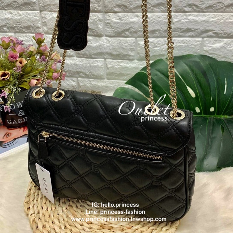 GUESS LOLLI CONVERTIBLE CROSSBODY BAG รุ่นแนะนำค่ะ!! กระเป๋าสะพายข้าง//ทบสายสะพายไหล่ได้ วัสดุหนังลายนวม ด้านหน้ามีอะไหล่โลโก้แบรนด์ เปิดปิดกระเป๋าแบบกระดุมแม่เหล็ก ภายในกว้างสามารถใส่ของจุ ใส่กระเป๋าสตางค์ใบยาวได้ค่ะ มีช่องซิปและช่องเล็กใส่ของจุกจิกน่ะค่
