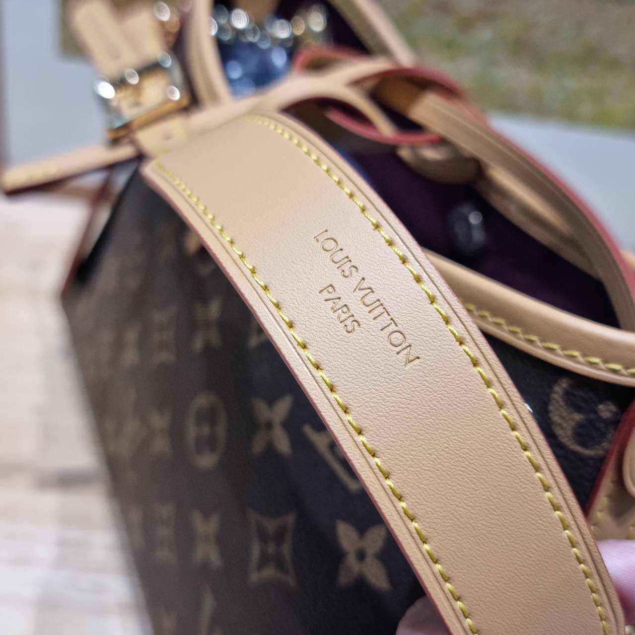 LV CARRYALL BB ใหม่ล่าสุด รุ่นลิมิเต็ดที่สาวๆตามหา จากเคาน์เตอร์ dutyfree ซึ่งเป็นดีไซน์ใหม่ 2025 กระเป๋าสะพายไหล่ทรงสวย ดีไซน์เรียบง่ายคลาสสิค หรู ดูผู้ดี รูปทรงใช้งานง่าย