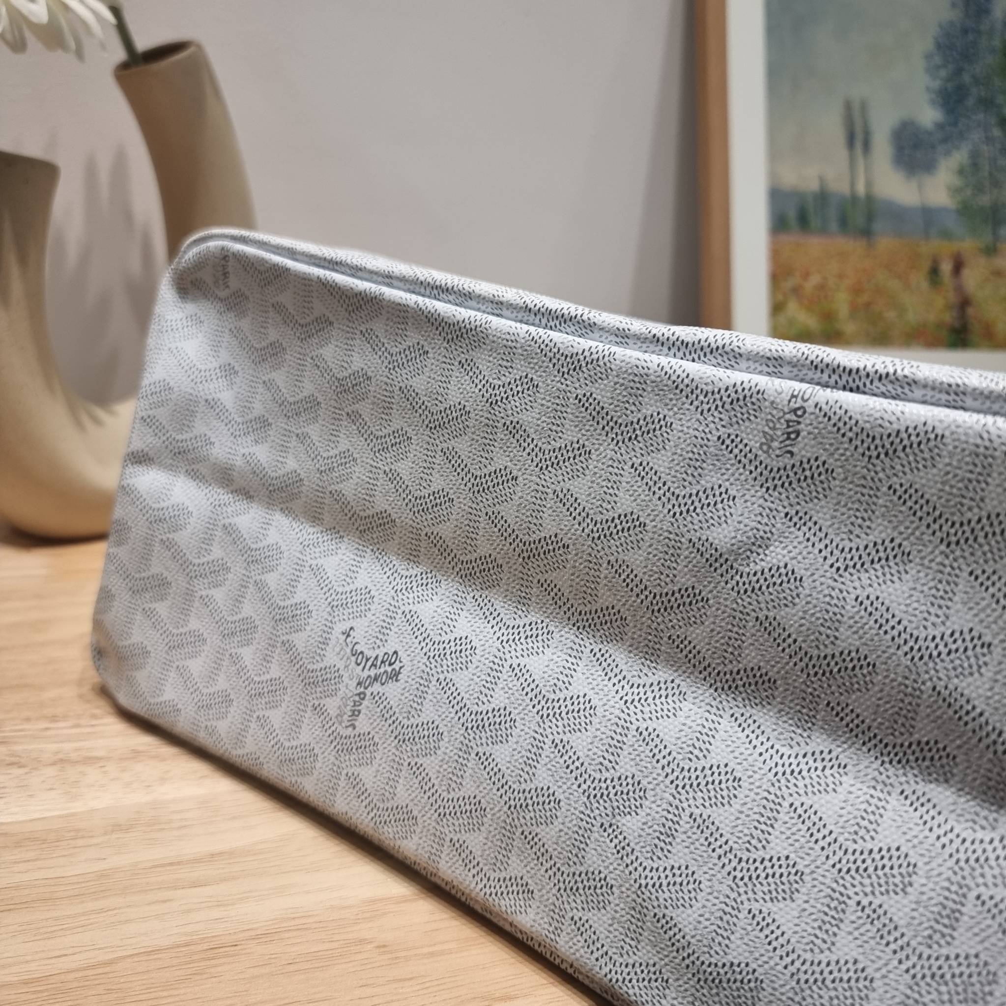 GOYARD BOHEME HOBO BAG / GOYARD HOBO กระเป๋าสะพายทรงโฮโบ ใบใหญ่จุใจ!! มาครบสีขายดี เลิศทุกสี รูปทรงคลาสสิค ดีไซน์เป็นเอกลักษณ์ วัสดุหนังแคนวาสพิมพ์ลายสวยคม ปากกระเป๋ามีซิปเปิด-ปิดกันของหล่นได้ ภายในโล่งกว้างมาก มาพร้อมสายคล้องในตัว ทนทาน สะพายสวยๆได้ทุกวั