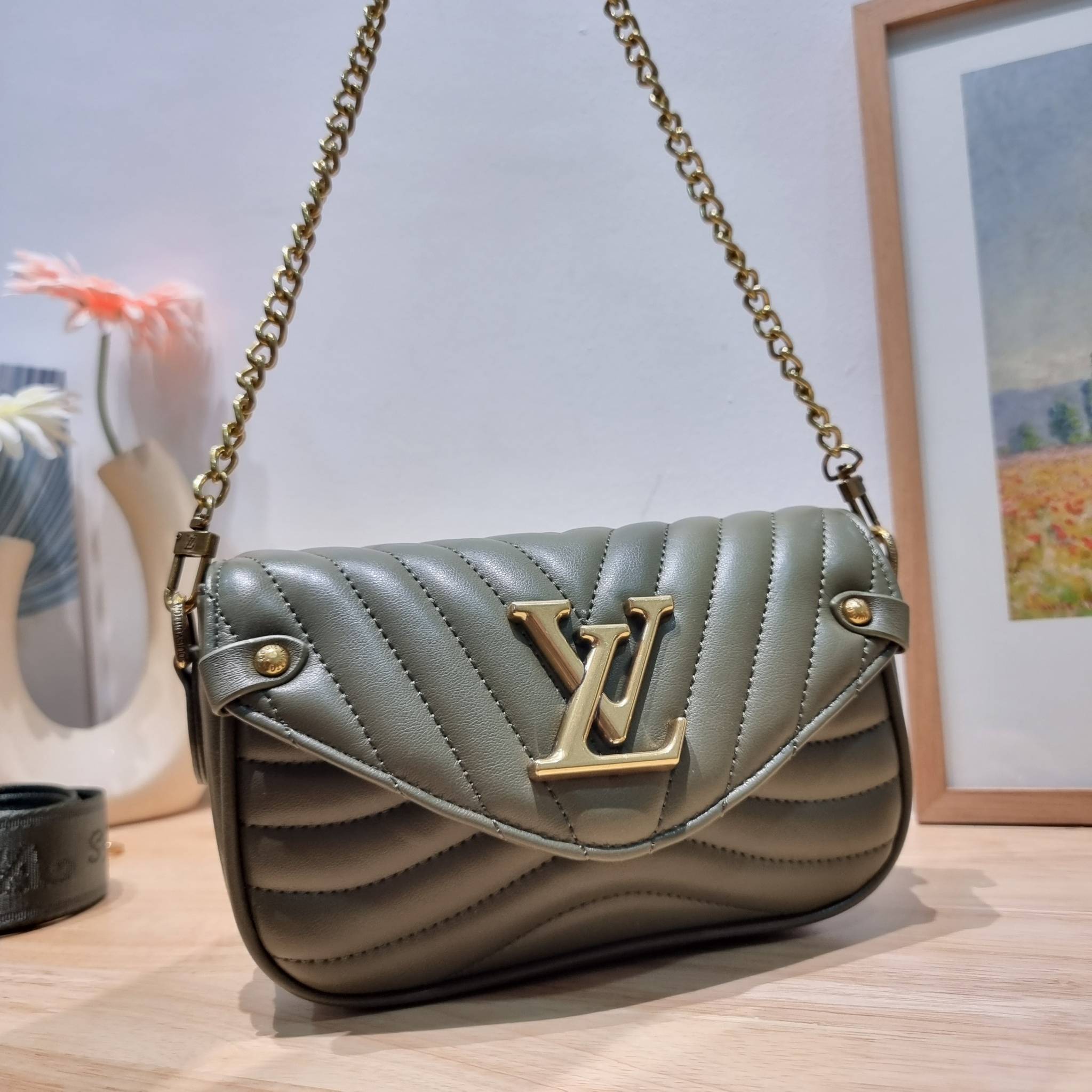 LV new wave pochette multi bag กระเป๋าสะพายมัลติฟังก์ชั่น มาพร้อม box set รับรองว่าดีงาม ลูกเล่นคลาสสิคผสานความวินเทจ มีสายสะพายให้ 2 เส้น และกระเป๋าใบลูก เล็กน่ารัก