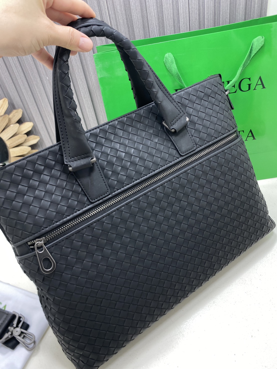 ORI หนังแท้ | Bottega Veneta Getaway Briefcase / Bottega Messenger Bag กระเป๋าใส่เอกสาร กระเป๋าทรงแมสเซ็นเจอร์ สวยเรียบหรูคลาสสิกเป็นเอกลักษณ์ โดดเด่นด้วยงานสานตาราง ดีไซน์เรียบง่าย แต่ดูแพง