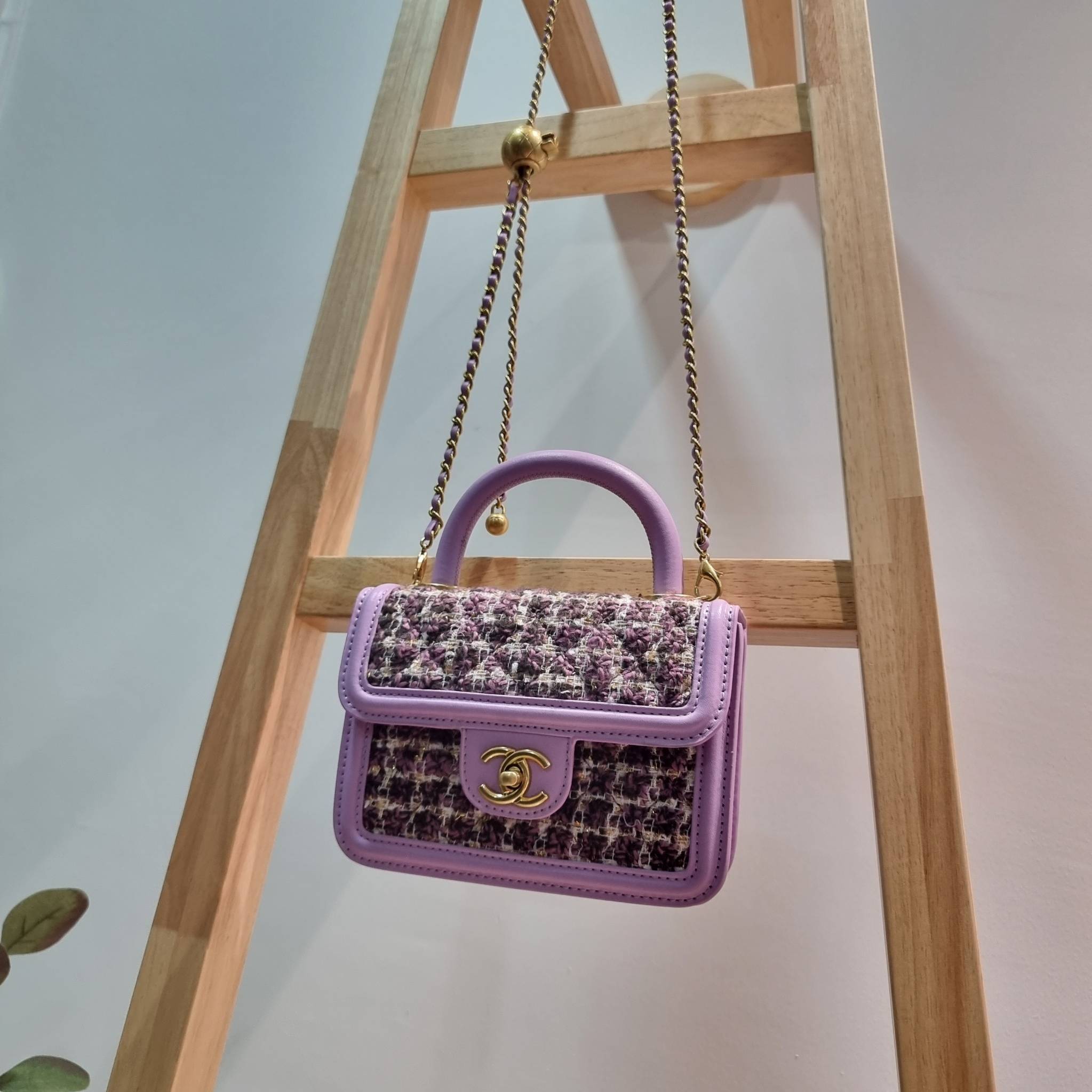 Chanel tweed mini flap bag / Chanel mini top handle กระเป๋าสะพายงานผ้าทวิตเอกลักษณ์เฉพาะของแบรนด์ งานสวยเป๊ะ มาพร้อมสายยาวถอดออกถือสวยๆเริ่ดๆ คิวท์มาก!! ดีเทลน่ารักเพียบ!!