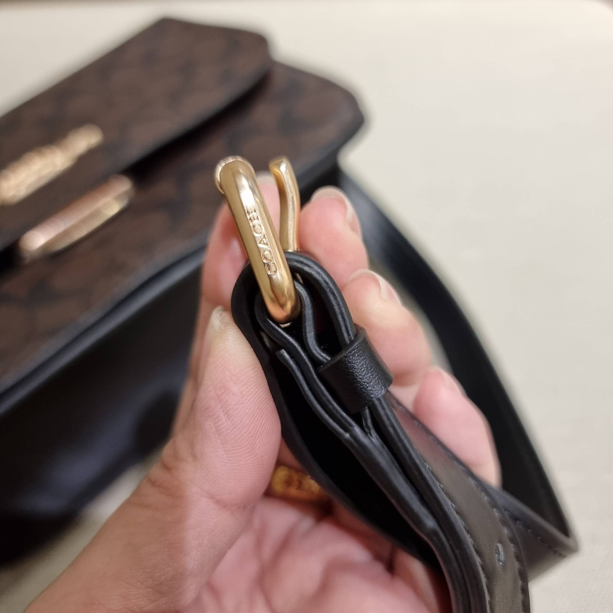 COACH C5633 BRYNN FLAP CROSSBODY IN SIGNATURE CANVAS แซ่บที่สุด ใหม่ที่สุด!! คอลเลคชั่นใหม่!! มองยังไงก็หลงรักละสายตาไม่ไหว กระเป๋าสะพายข้างลุคไฮน์ ที่ดีไซน์ออกมาได้ปัง และดูแพงมากๆ ด้วยดีเทลคลาสสิค รูปทรงใช้งานง่าย เรียบๆแต่มีดีเทล วัสดุหนังแคนวาสสลับหนั