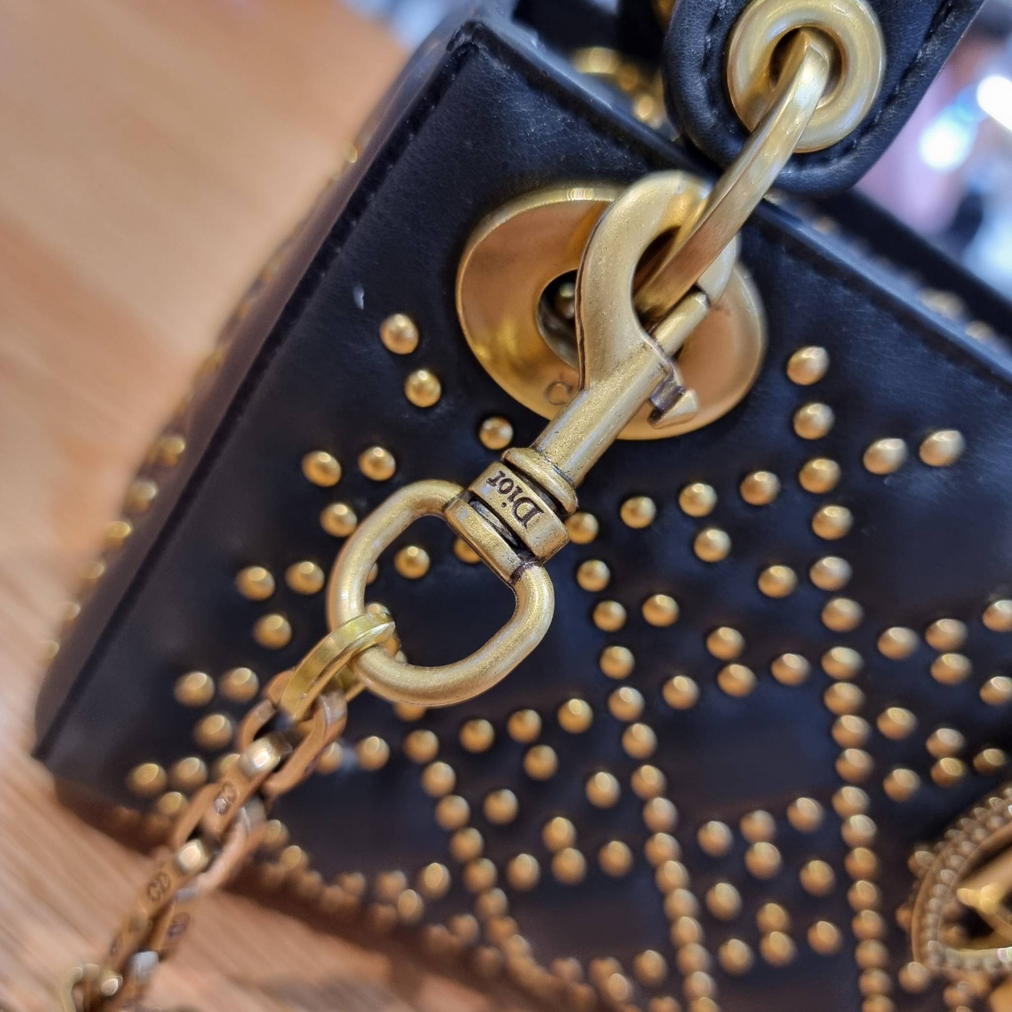 DIOR CD MINI LADY STUDDED BAG กระเป๋าสะพายข้างพรีเมี่ยมกิ๊ฟสุดฮอต ดีไซน์ตกแต่งหมุดเต็มใบ ไม่มีคือพลาด หรูจริงอะไรจัง ทรงกล่องคลาสสิค วัสดุหนังแท้ โดดเด่นด้วยพวงกุญแจโลโก้สีทองลิมิเต็ด มีหูจับในตัวและสายครอสบอดี้สุดเลิศ แต่งเติมดีเทลอัพราคาไปอีก ภายในเป็นช