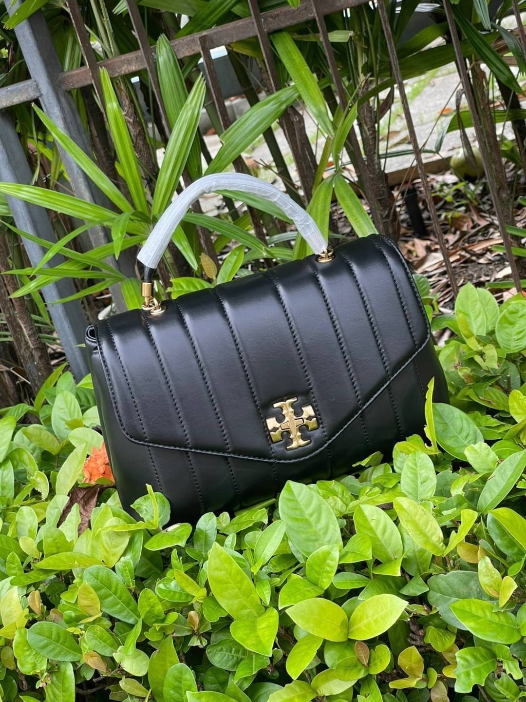 OUTLET 】Tory Burch Kira Top Handle Satchel มี2ขนาด Small/Medium กระเป๋าทรงใหม่ล่าสุดจากรุ่นคิร่า (Kira) มาในเทคนิคตัดเย็บควิลท์แนวขนาน ใช้วัสดุหนังเงานุ่ม สะท้อนแรงบันดาลใจแบบนิวยอร์กจากเบาะหนังในรถคลาสสิค Hardwareสีทองสวยหรู และจุดเด่นอีกรุ่นคิร่าคือความ