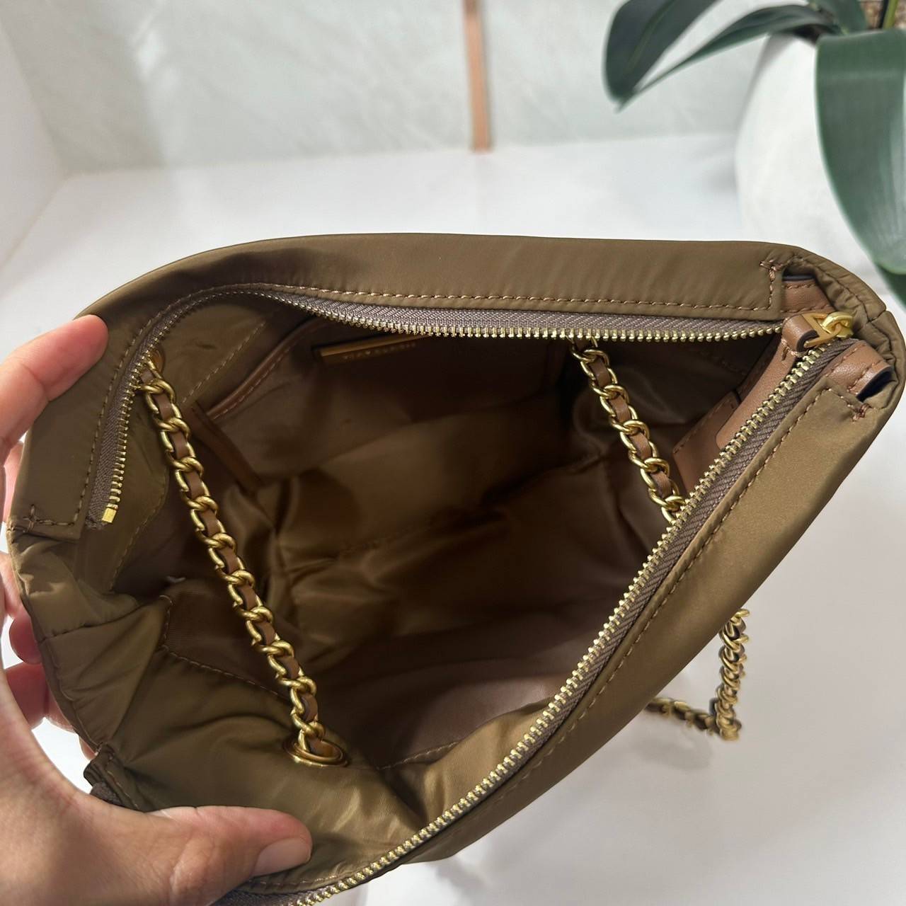 TORY BURCH Ella Chain Crossbody Nylon Bag กระเป๋าคล้องไหล่สายโซ่หรูหราโดดเด่นด้วยโลโก้หนังด้านหน้า สามารถปรับสะพายคอสบอดี้ สะพาลไหล่ได้