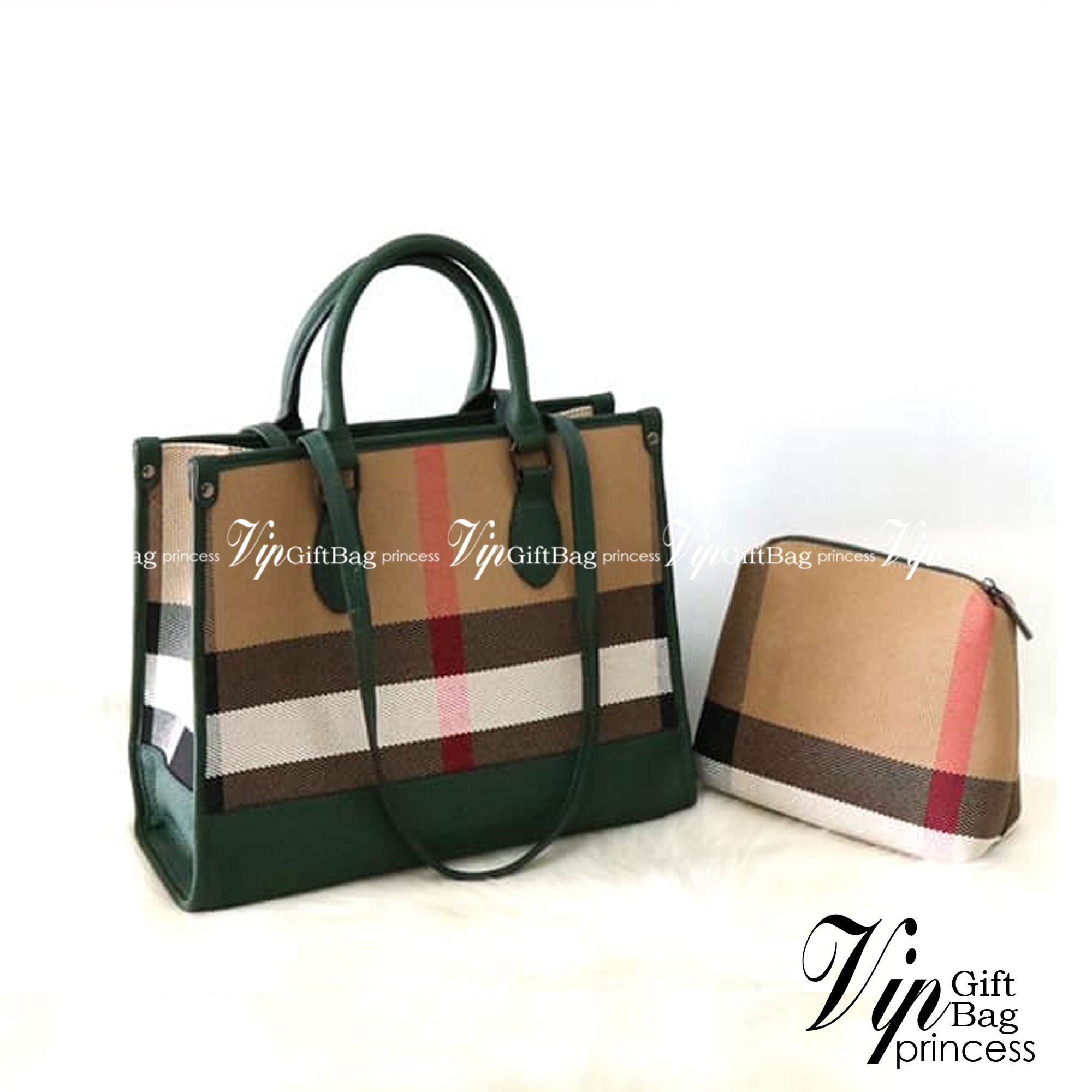 BURBERRY TOTE VINTAGE BAG / Burberry Crossbody Bag กระเป๋าสะพายทรงโท้ทลายวินเทจ สวยคลาสสิก จุของได้เยอะมาก มาพร้อมใบเล็ก รุ่น unisex ใช้ได้ทั้งชาย/หญิง โทนสีใช้งานง่าย หลายโอกาส วัสดุหนังและ Canvas อย่างดี สวยอยู่ทรง ภายในโล่งกว้าง ไอเท็มแนะนำ Must Have! 