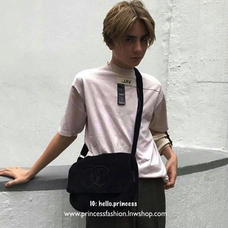 Chanel Beaute Crossbody Bag กระเป๋าถือหรือสะพายพรีเมี่ยมของเเท้จาก Chanel Cosmetic Counter VIP Gift รุ่นแนะนำวัสดุขนวูฟหนานุ่มตัดโลโก้แบรนด์หนังแก้วสวยโดดเด่น น้ำหนักเบา เปิดปิดด้วยฝาปิดกระดุมแม่เหล็ก ใบใหญ่กำลังดีใส่ ipad กระเป๋าสตางค์ใบยาว iphone เครื่อ