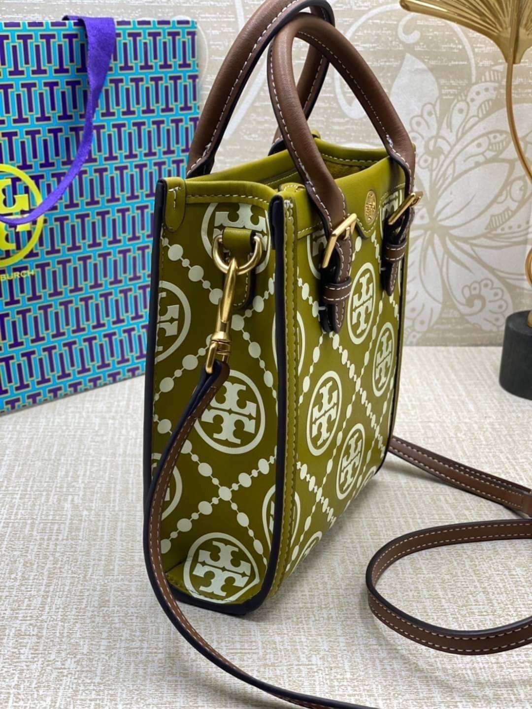 TORY BURCH T MONOGRAM EMBOSSED MINI TOTE สุดหรูกับกระเป๋าสะพายทรงโท้ท ไซส์มินิ ที่สร้างความหรูหราให้ตัวกระเป๋าด้วยดีเทลลายนูน แต่งแต้มลวดลายเอกลักษณ์ สีลูกคุณมากๆ!! วัสดุหนังแท้ ผิวสัมผัสดี ปากกระเป๋ามีแถบแม่เหล็กกันของหล่นได้ ภายในโล่ง ใส่ของจำเป็นได้ โท