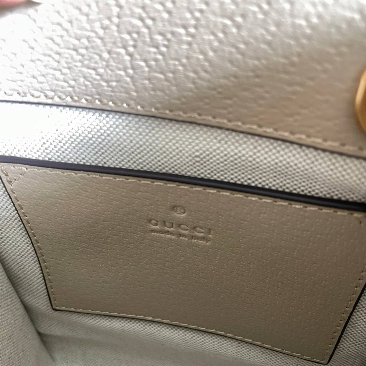 หนังแท้ GUCCI Mini tote bag with Interlocking G พร้อมส่งที่ไทย Beige and white GG Supreme canvas เกรดออริจินอล ภาพสินค้าถ่ายจากงานขายจริง ใช้งานต่างประเทศได้ The mini tote bag is complete with an oatmeal leather trim and an Interlocking G tag.