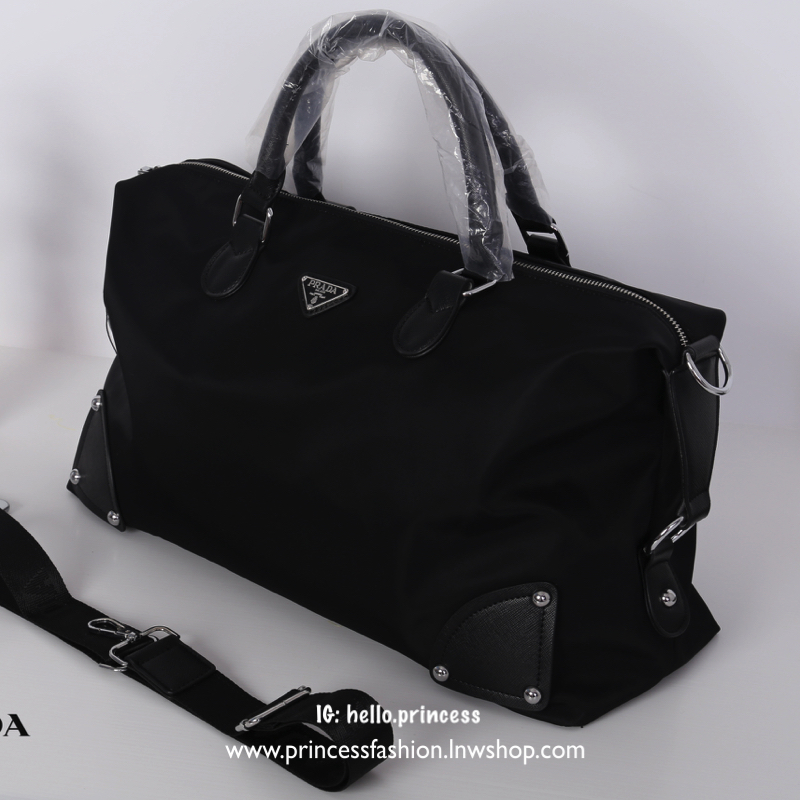 Prada Nylon Travel Bag สินค้า Premium gift จากเค้าเตอร์แบรนด์ต่างประเทศ แท้💯 กระเป๋าเดินทางทรงหมอนสุดฮิต วัสดุผ้า nylon เนื้อหนา คุณภาพดี อะไหล่เงินสวยหรู ตามแบบฉบับแบรนด์ ด้านหน้าประดับ logo brand ช่องหลักเปิดปิดด้วยซิป ภายในโล่งกว้างจุได้เยอะแบบ