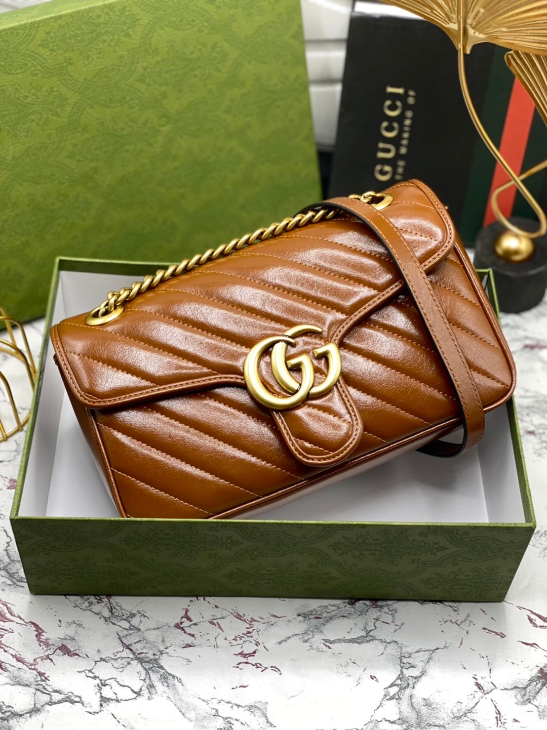 VIP 】GUCCI GG Marmont brown leather shoulder bag 26cm ราคานี้หนังแท้คือคุ้มมากเลยค่าสาวๆ ต้องจัดแล้วน้าา ยกระดับความหรูให้กับตัวเองกันหน่อย ด้วยกระเป๋ารุ่นนี้!! ครอสบอดี้ที่ดีไซน์หรู อัพเลเวล ในราคาที่จับต้องได้ พร้อมเสิร์ฟความสวยตรงถึงบ้านแล้วจ้า