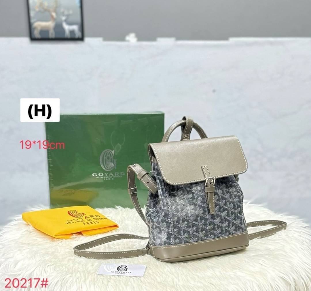 Goyard Alpin Mini Backpack กระเป๋าเป้สะพายหลัง ปรับถือหรือสะพายข้างได้อย่างลงตัว ไซส์มินิ 19cm ขนาดกำลังสวยน่าใช้ ภายในโล่งกว้าง ใส่ของสำคัญได้ ใบนี้คุ้มค่าราคามากๆ ทั้งดีไซน์และฟังก์ชั่นการใช้งาน ตอบโจทย์แน่นอนจ้า